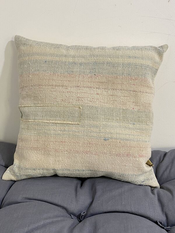 Coussin artisanal en toile ancienne style Kilim