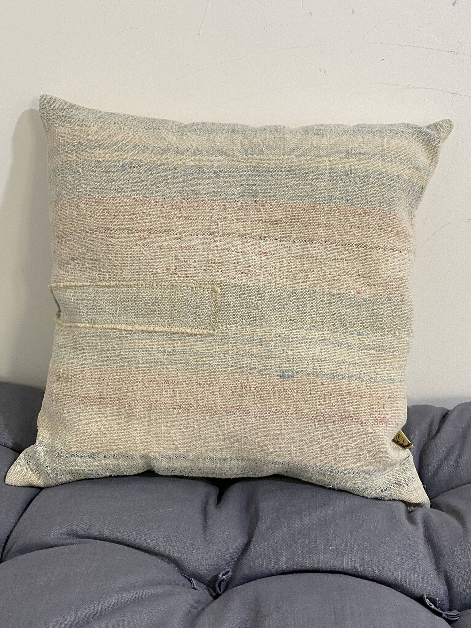 Coussin artisanal en toile ancienne style Kilim