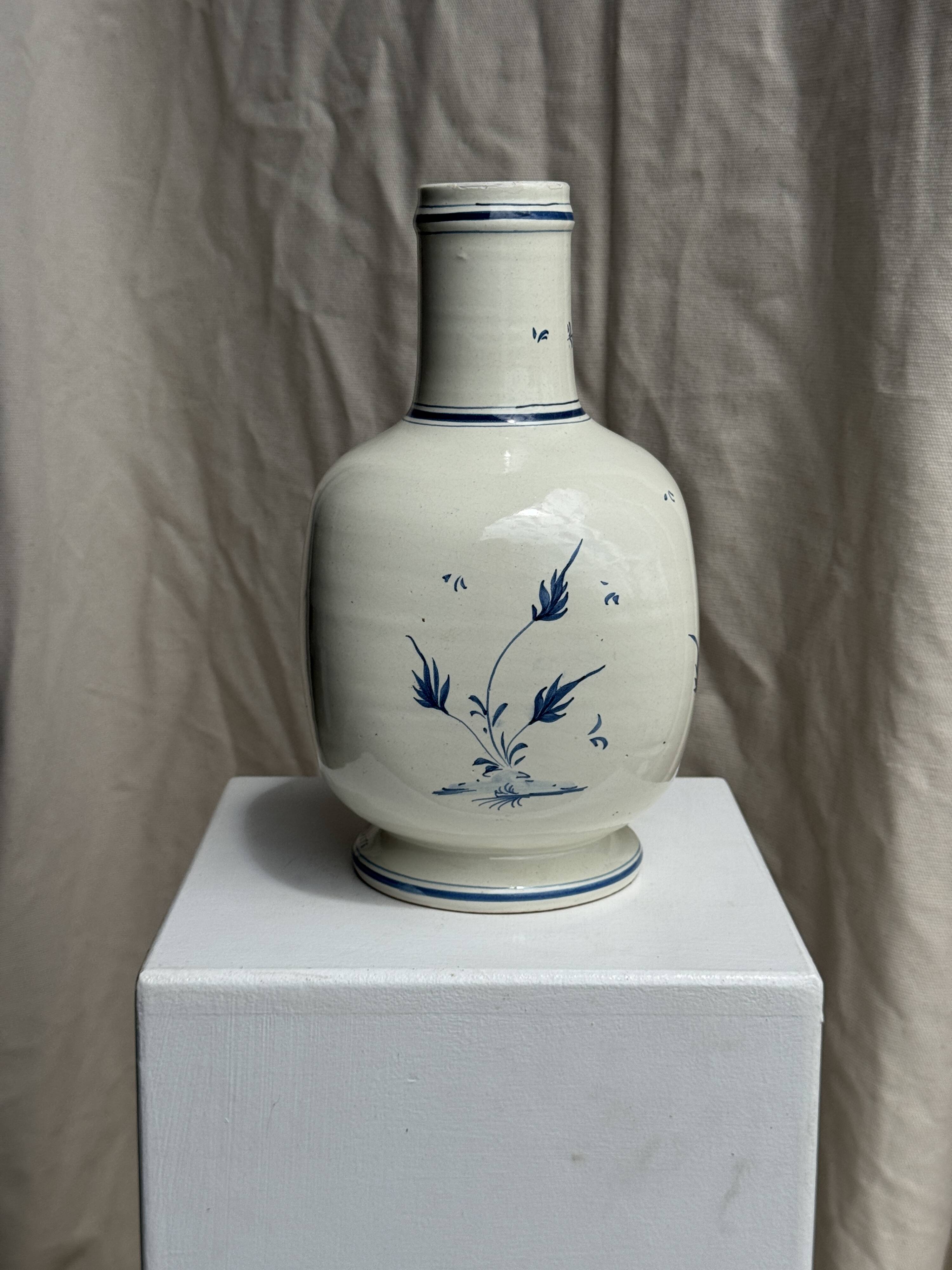 Vase en faïence blanche décor bleu O. HIPER