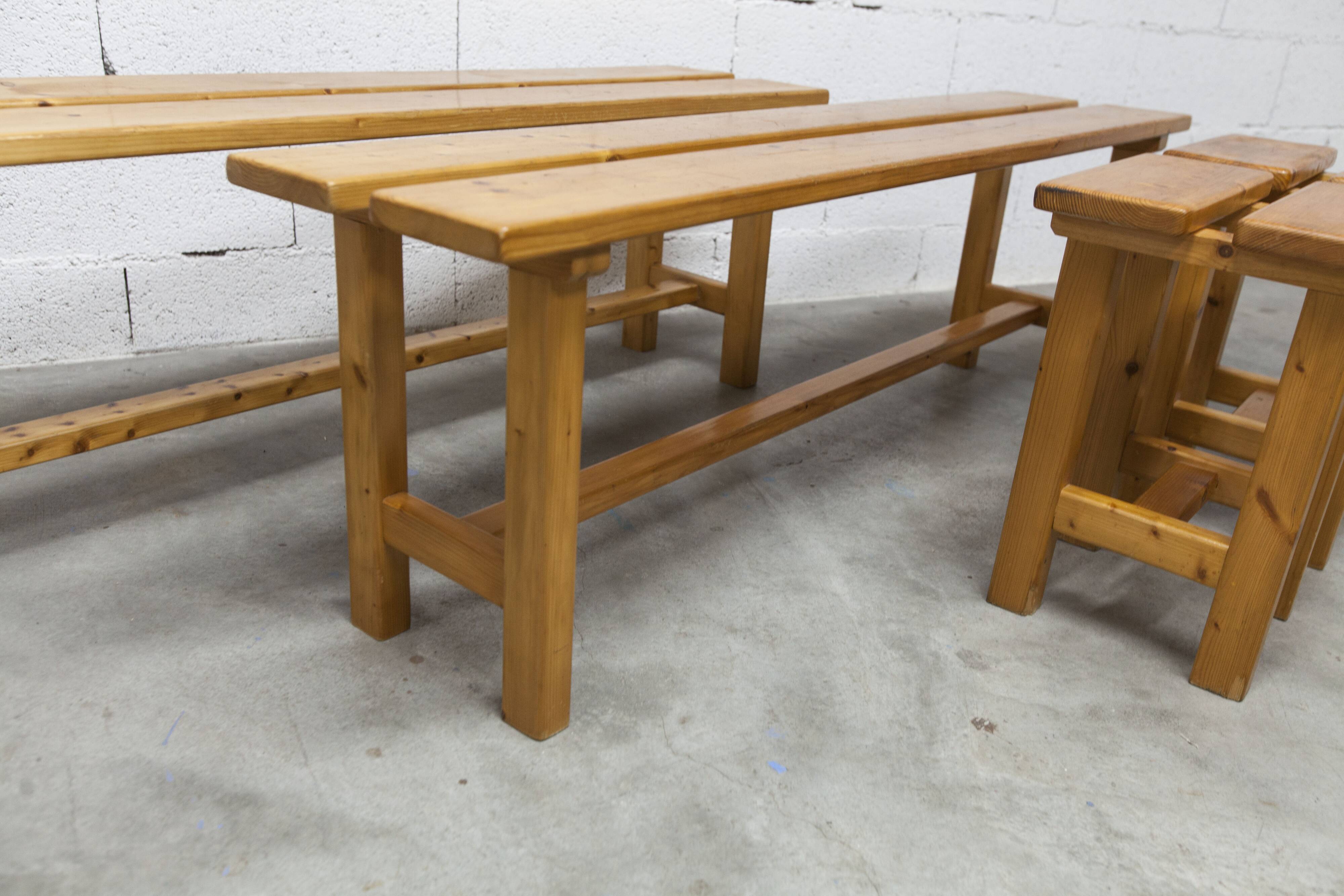 Set of 2 benches and 2 stools in pine, 1970s mountain style.