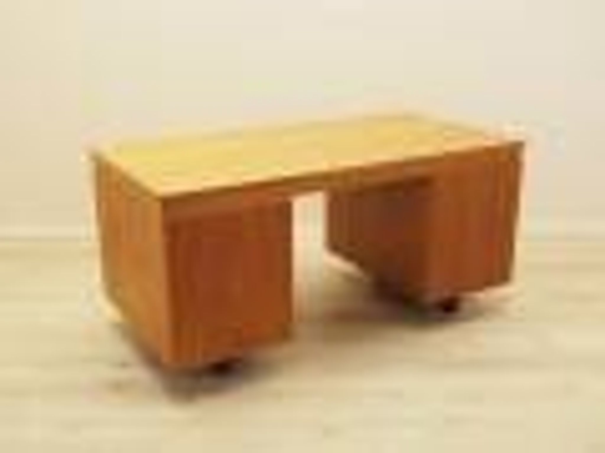 Bureau exécutif avec neuf tiroirs et surface extensible, placage de teck, Nipu, Danemark, années 1970.