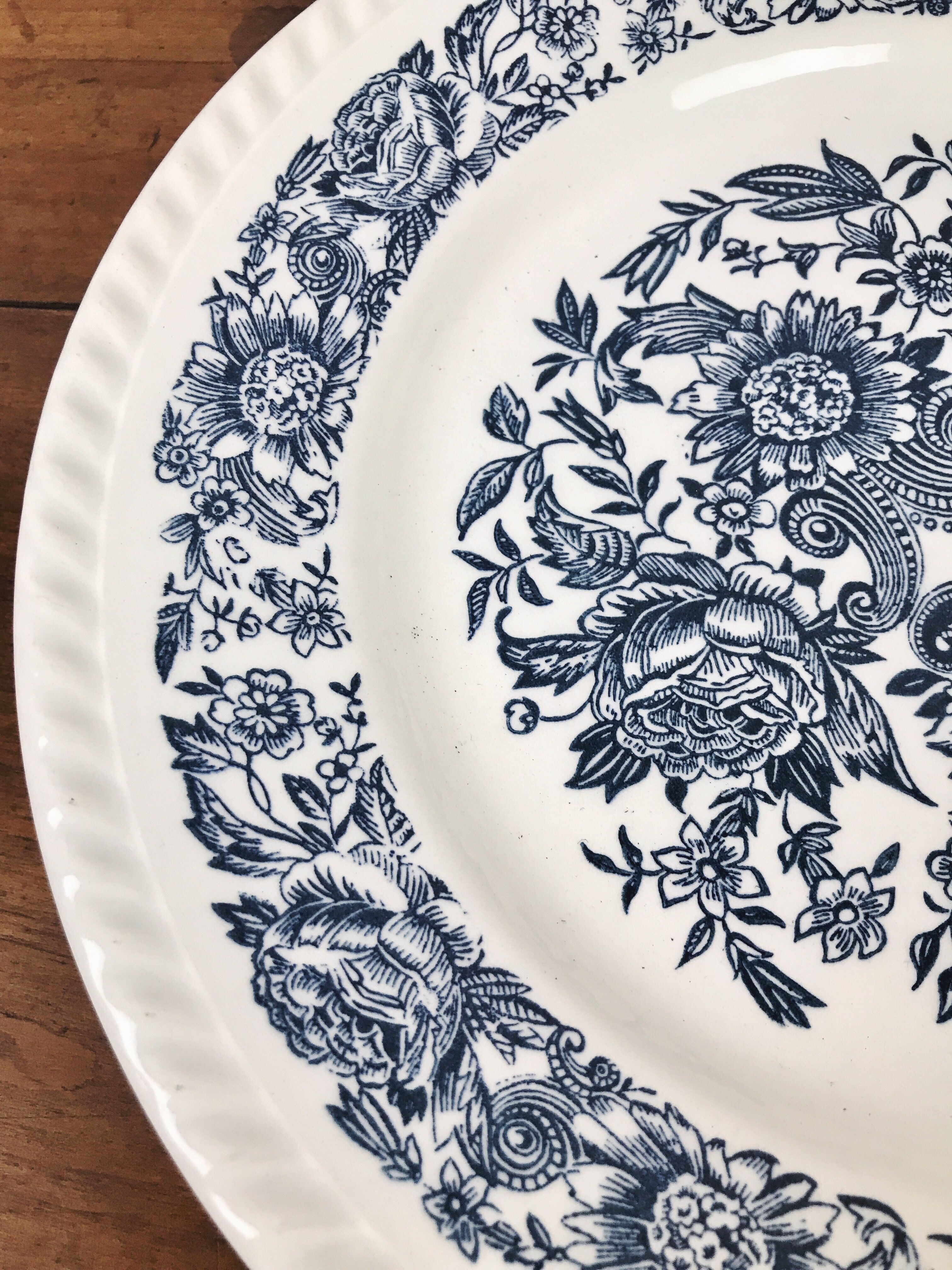 Plate decoration blue flowery