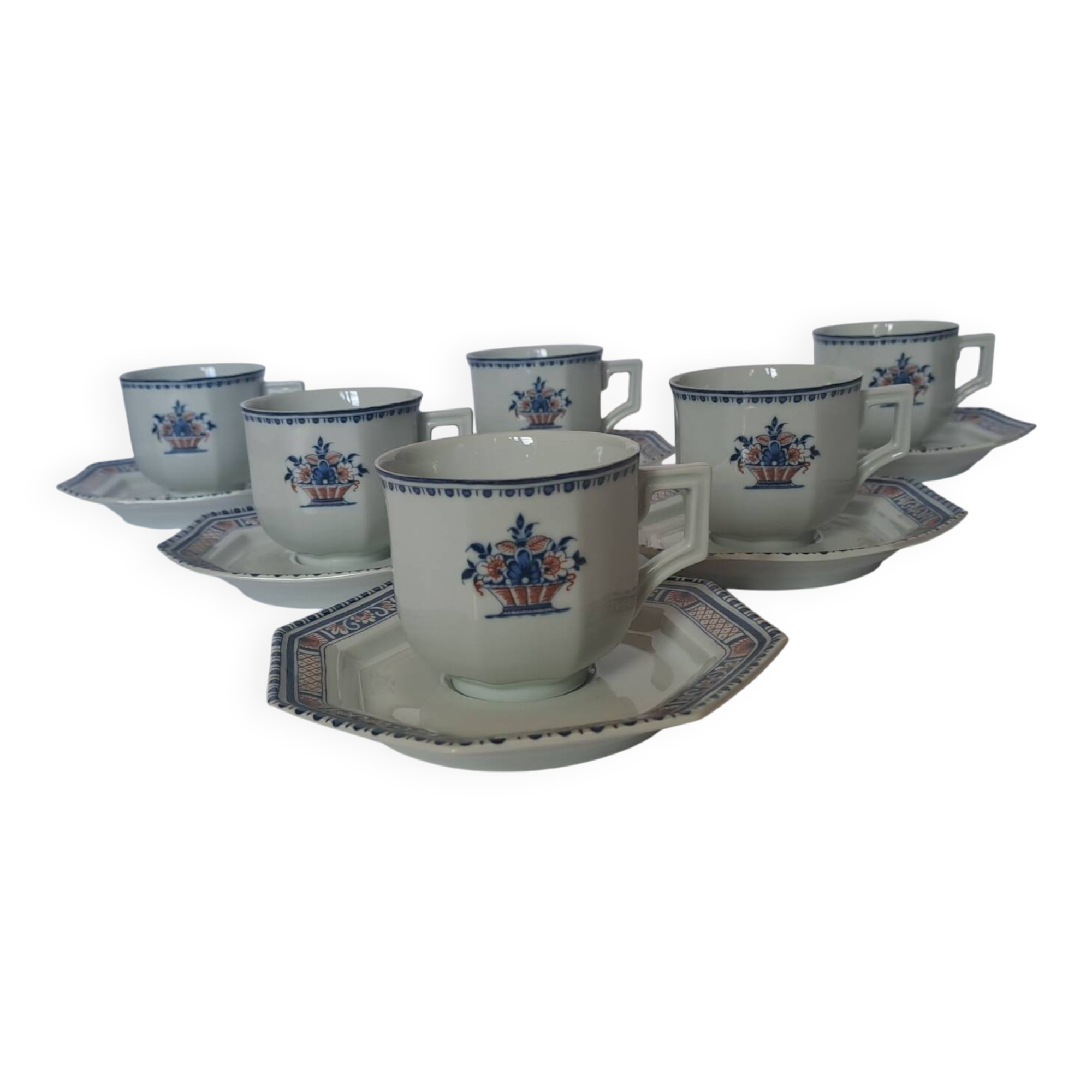 6 tasses et sous-tasses Limoges Coquet forme Lotus