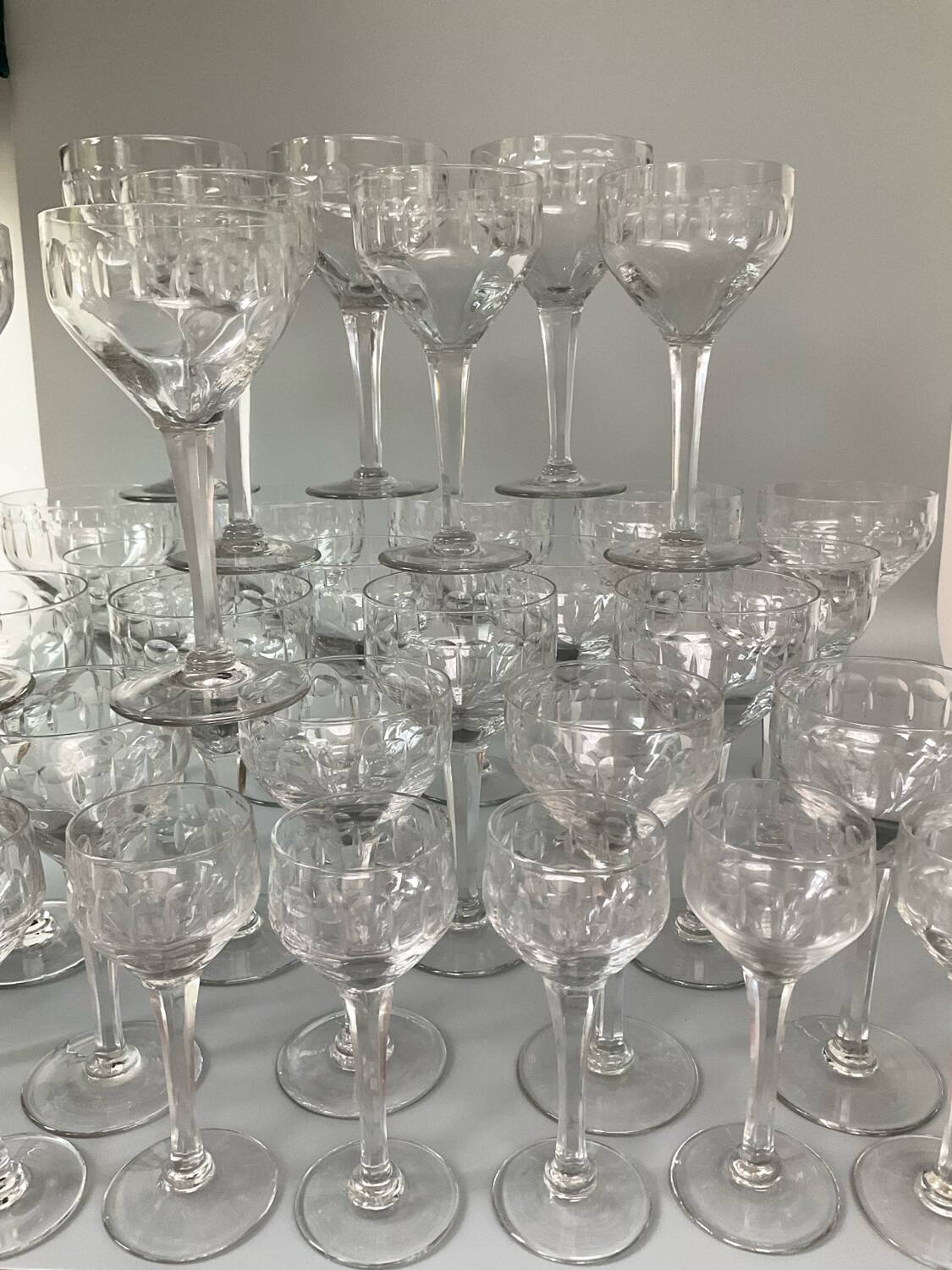 Stemmed glass service