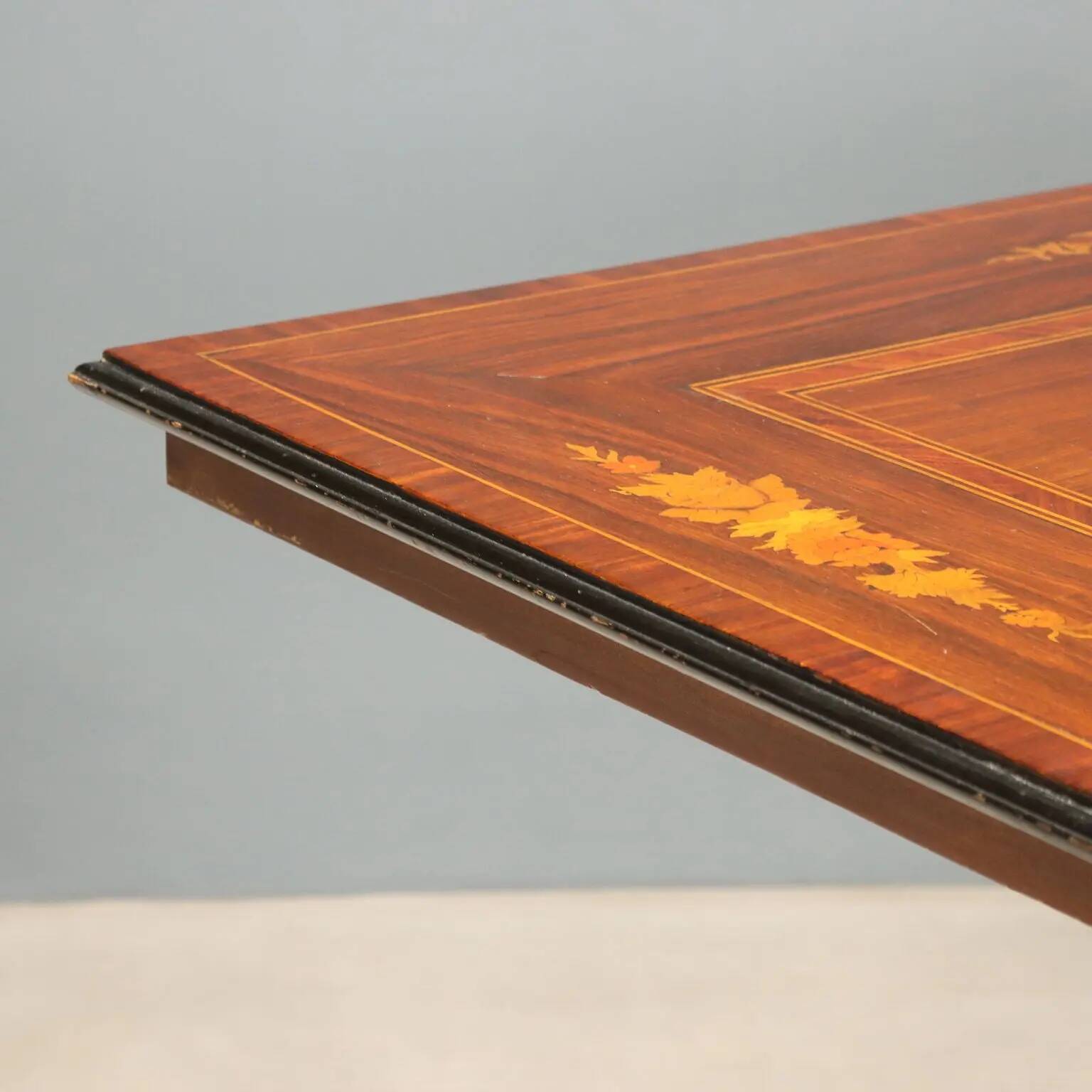 Table en palissandre et acajou - Angleterre fin XIXe siècle