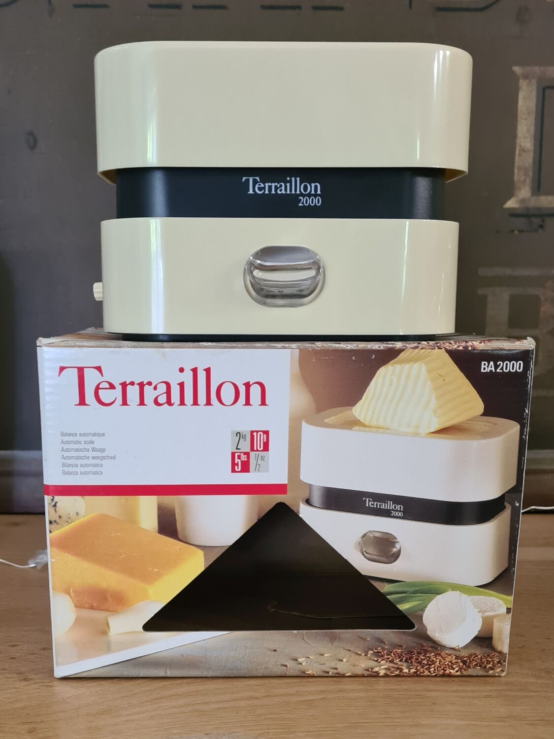 Vintage kitchen scale