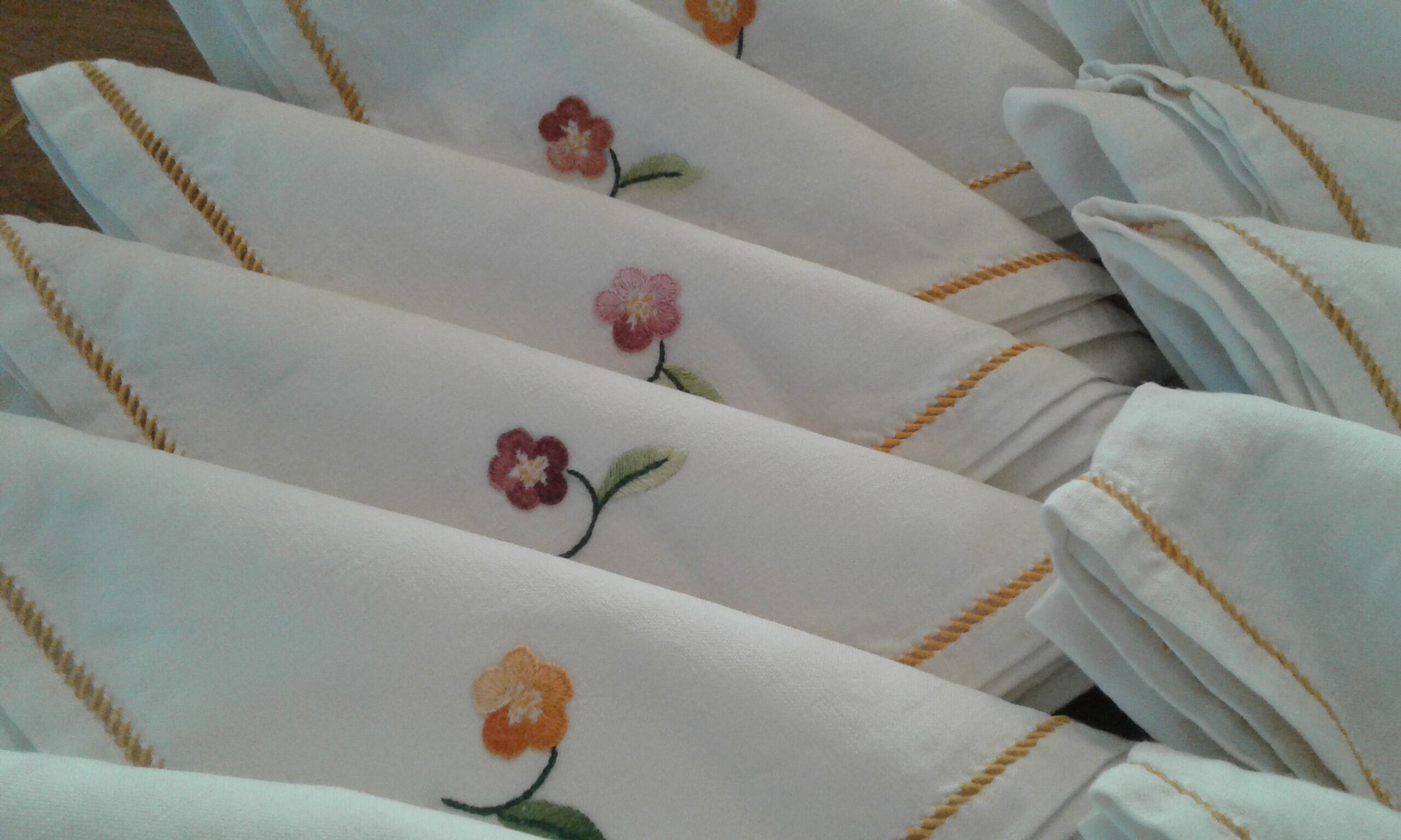 Nappe et 12 serviettes broderies fleurs champêtre