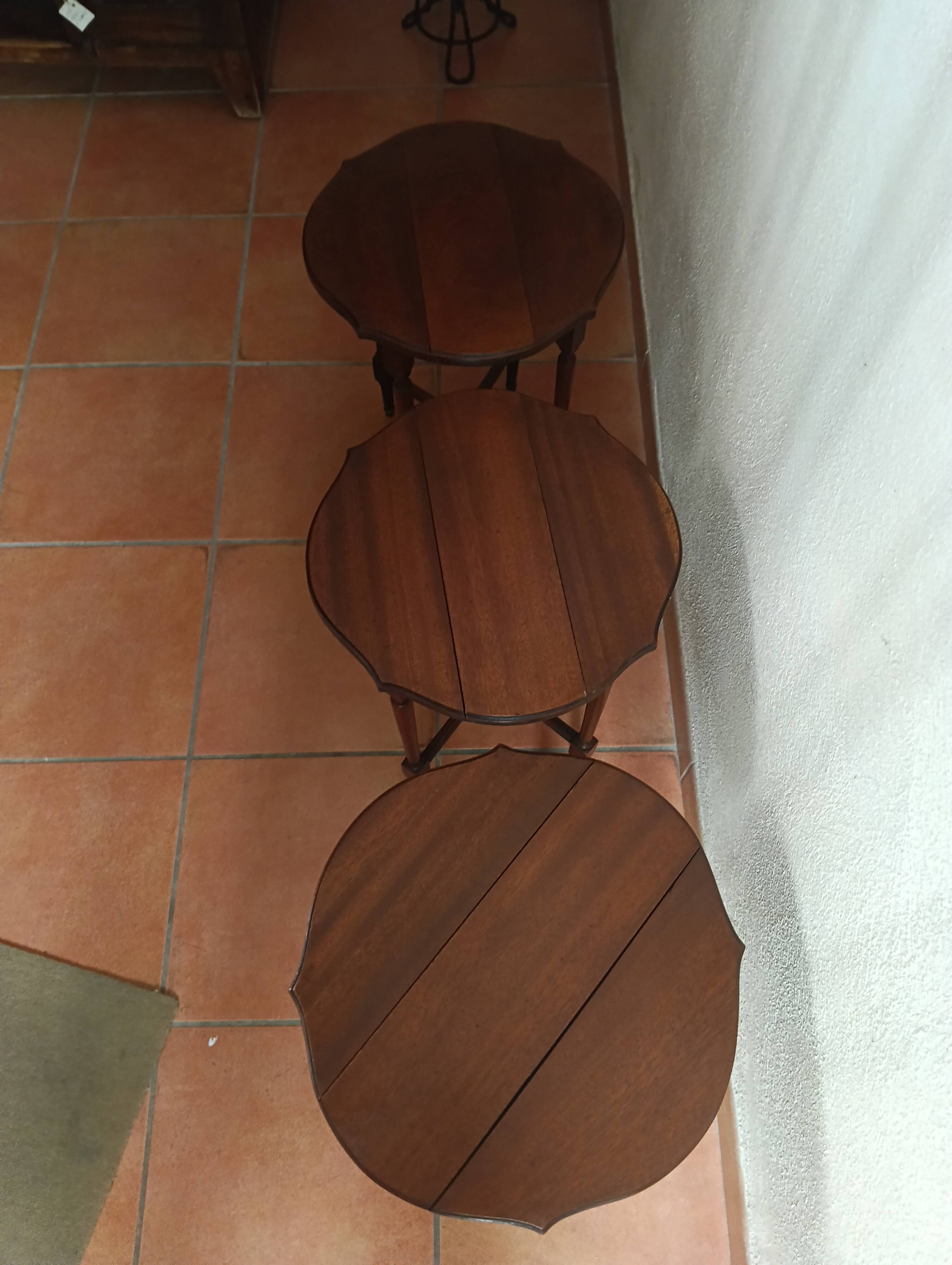 Nesting table set