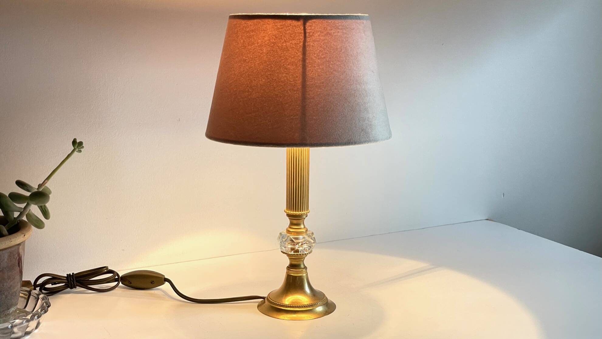 Lampe vintage en métal doré et cristal