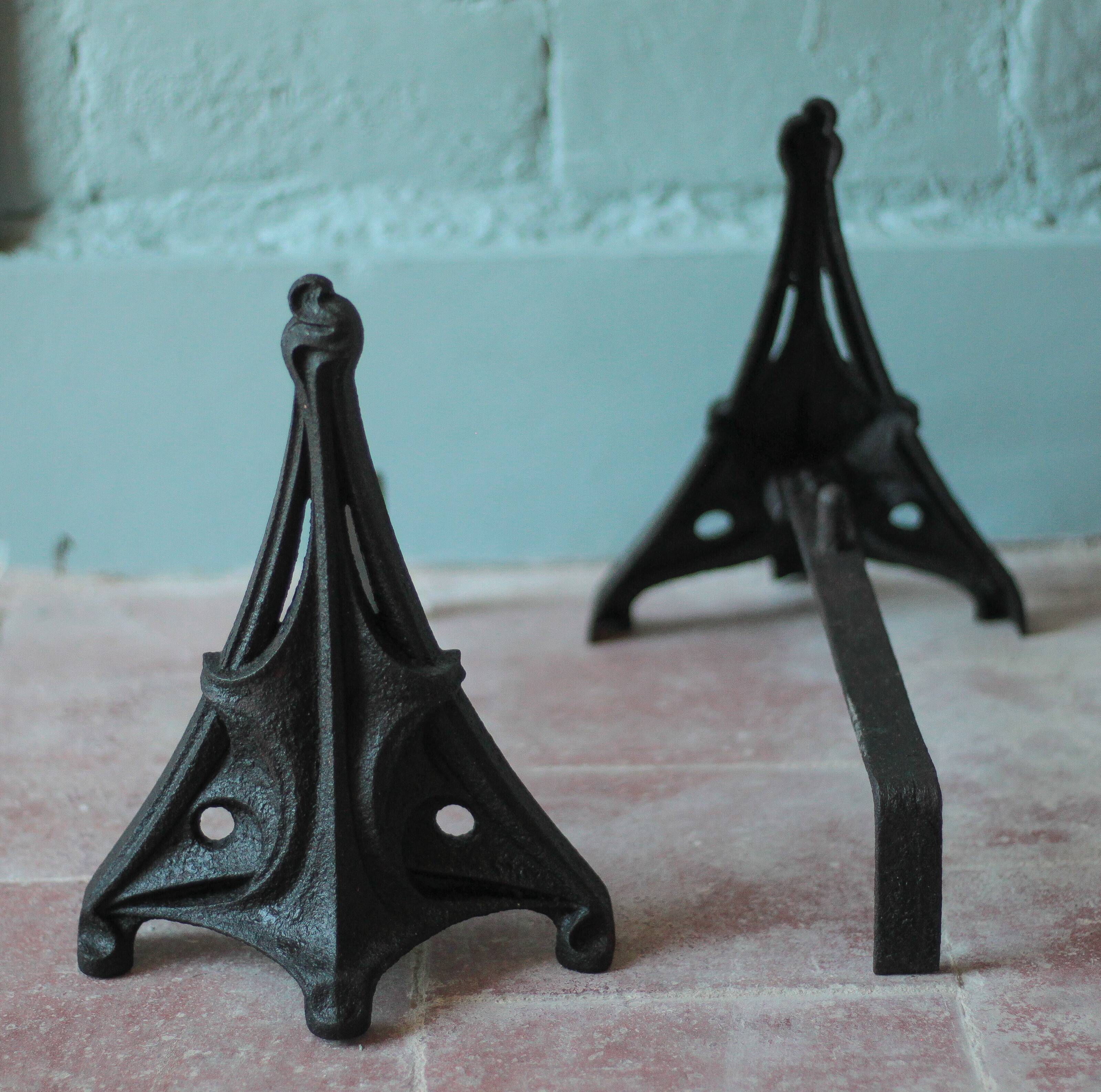 Art Nouveau pair of andirons in cast iron in the style of Hector Guimard, decor.