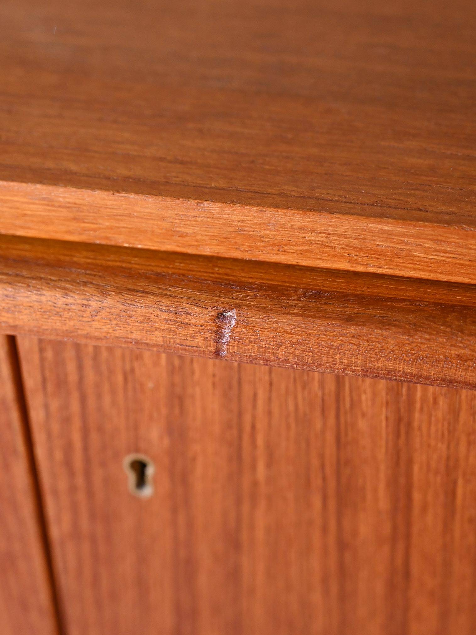 Buffet scandinave avec plateau coulissant