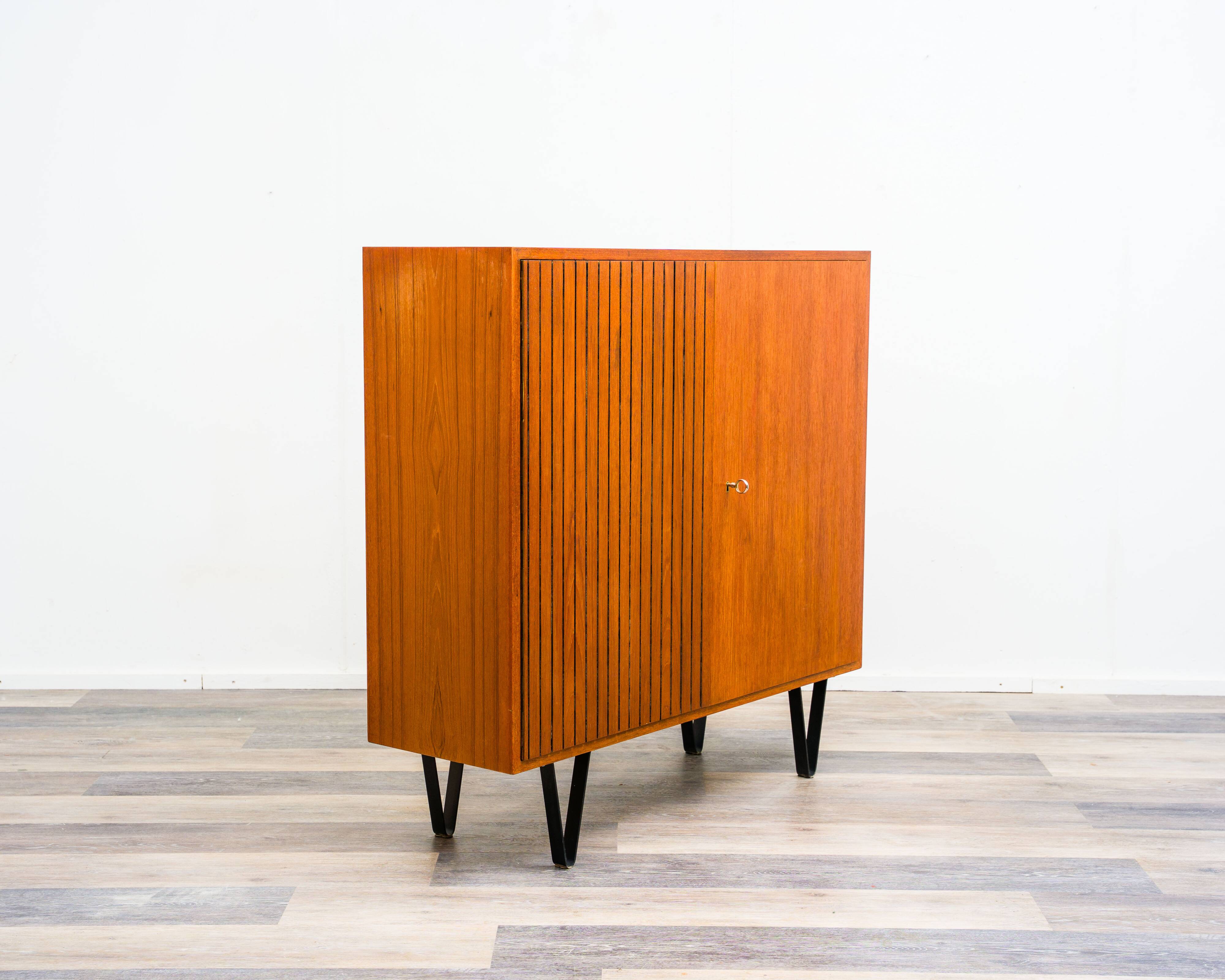 Buffet haut/Highboard en bois de teck avec portes rainurées,