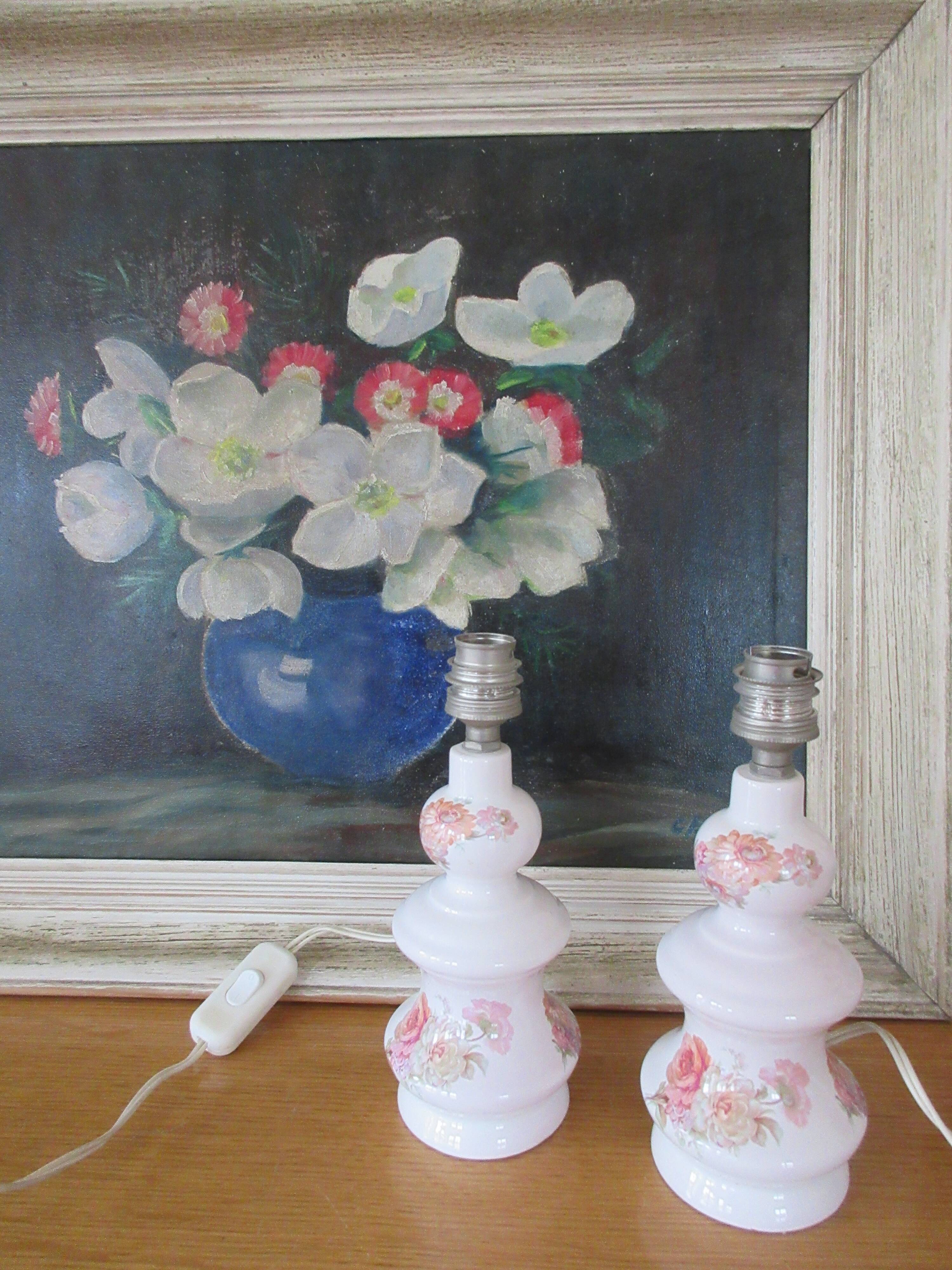 Pair of porcelain bedside feet floral pattern