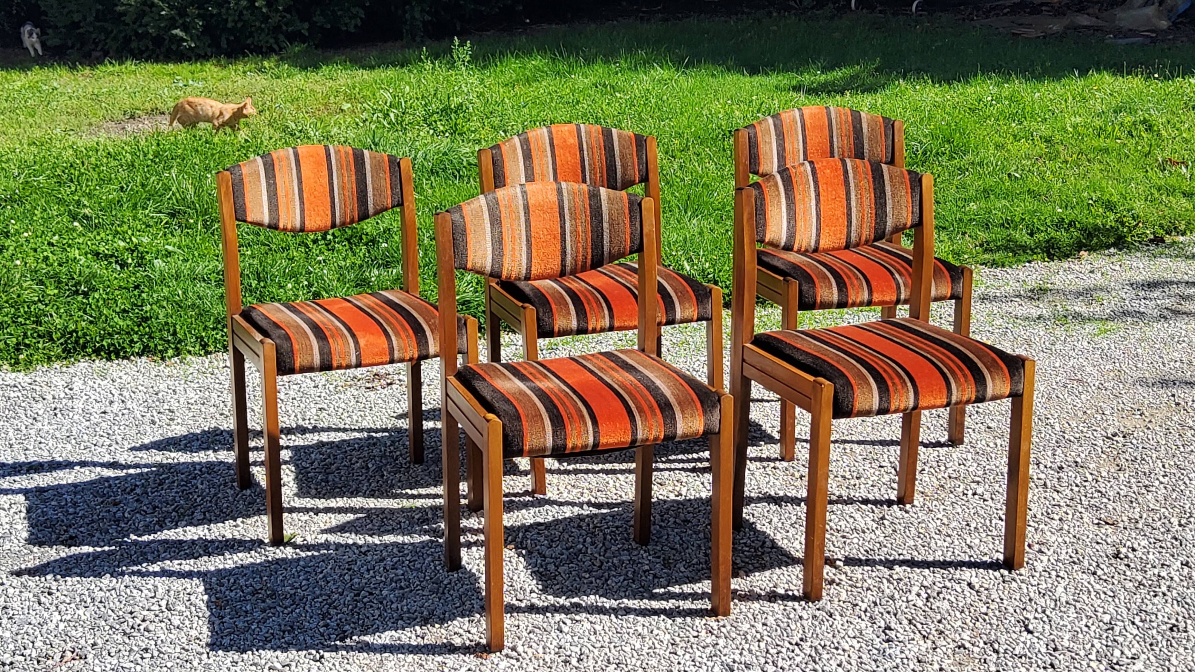 Set of 5 70s designer chairs in beech and orange and brown velvet Self éditeur