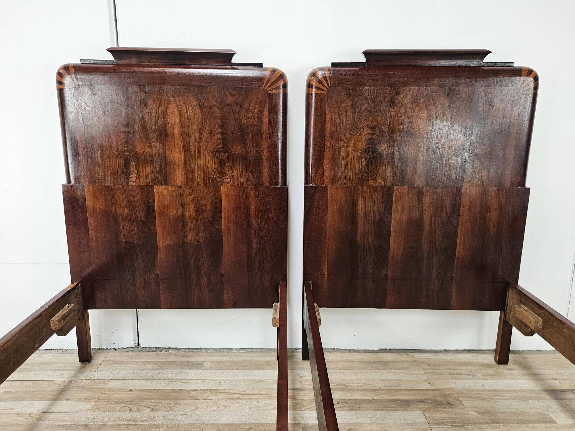 Pair of Art Decò single beds in mahogany and pink maple, 1940