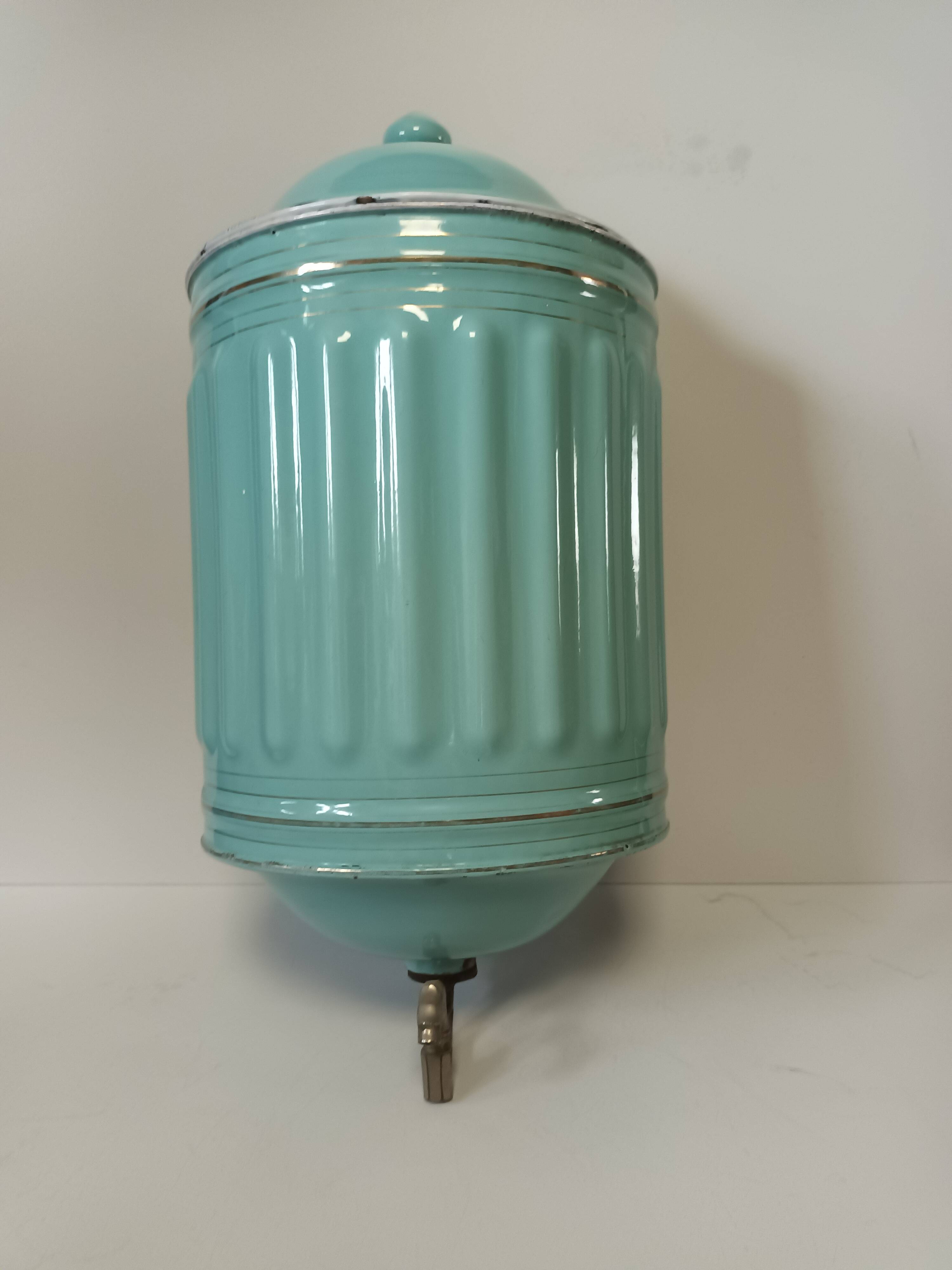 Enamelled fountain