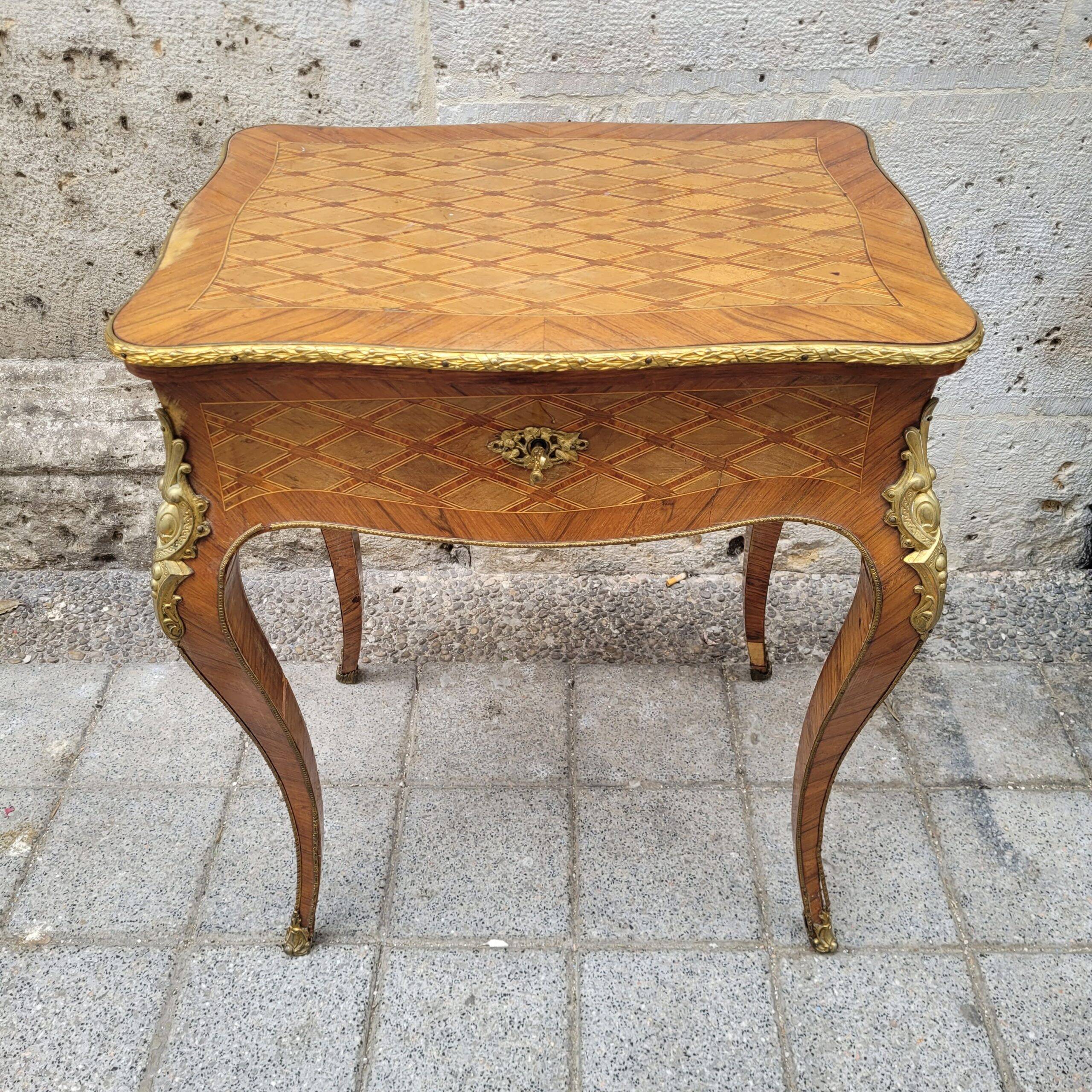 Coiffeuse, coiffeuse en marqueterie de bois et ormolou, Napoléon III, France XIXe siècle