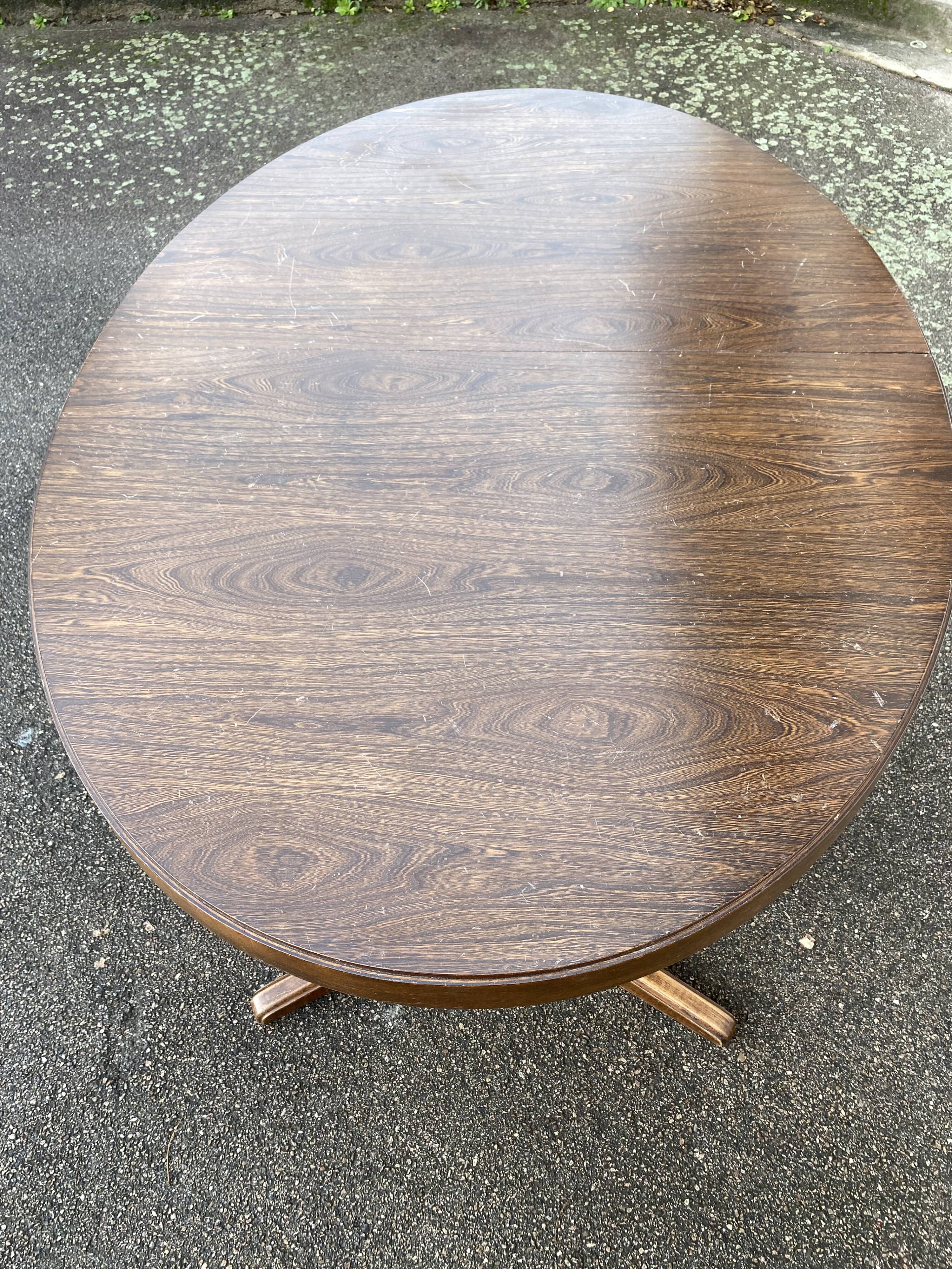 Oval baumann table