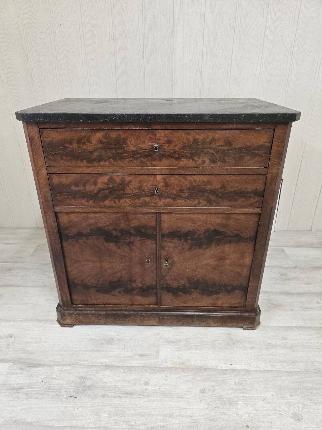 Commode ancienne en acajou flammé de style louis philippe