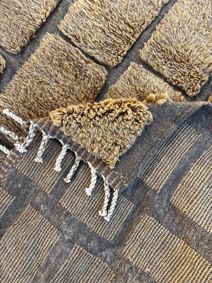 Modern Moroccan Berber rug M'rirt in wool.