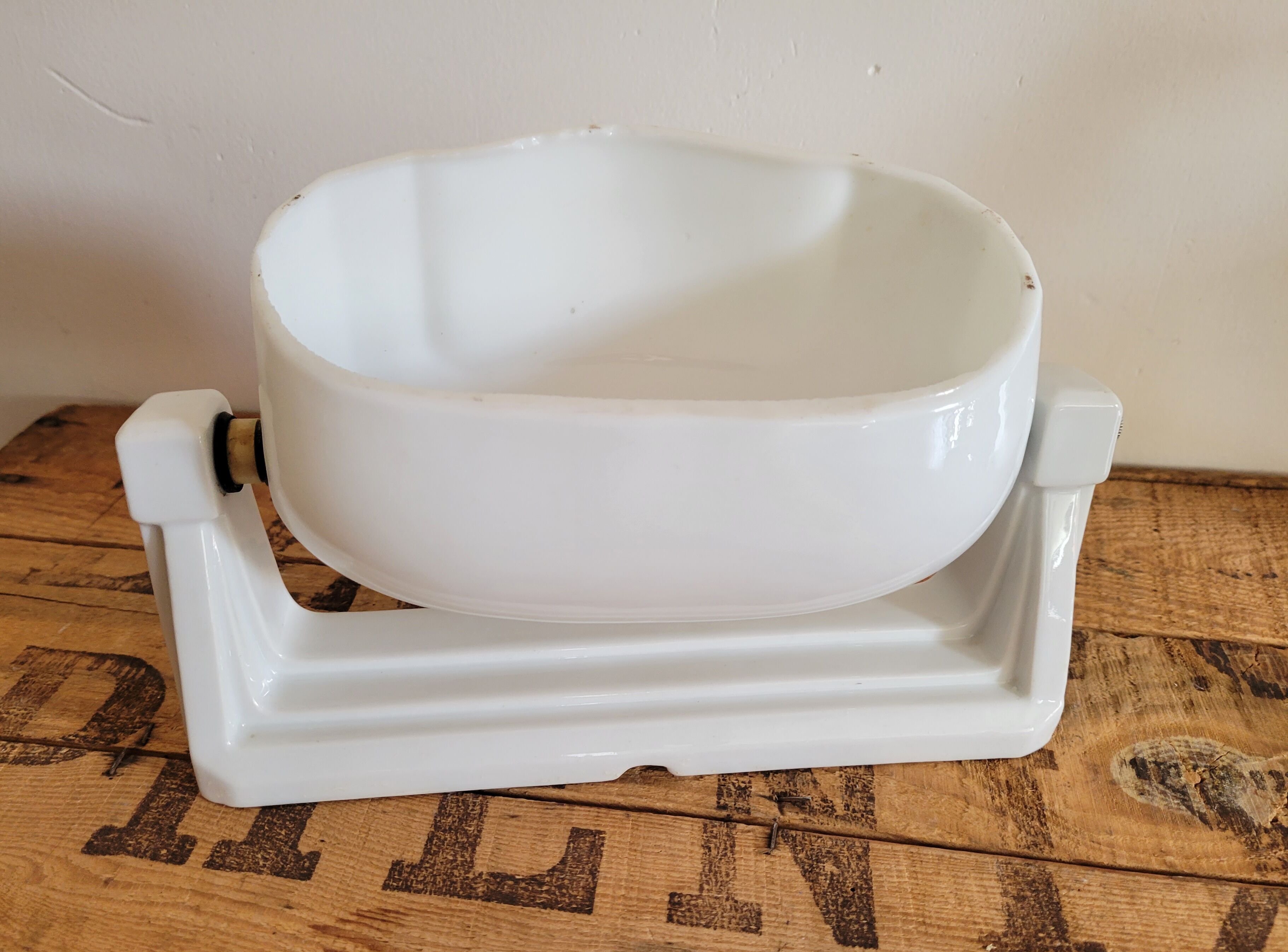 Porcelain and opaline wall lamp