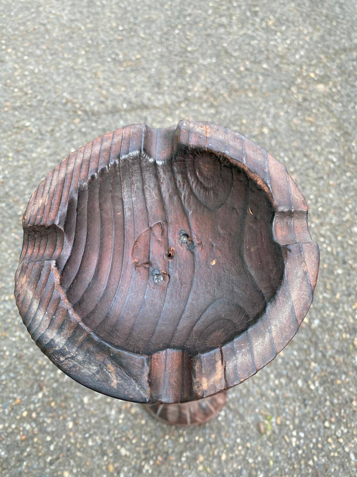 Round candle holder in turned carved wood