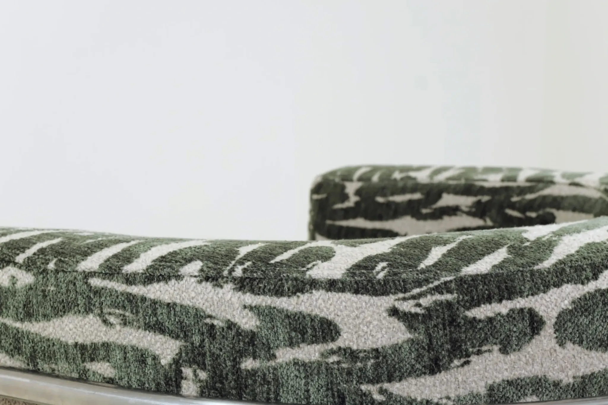 Brutalise lobby longue chair verdigris green 