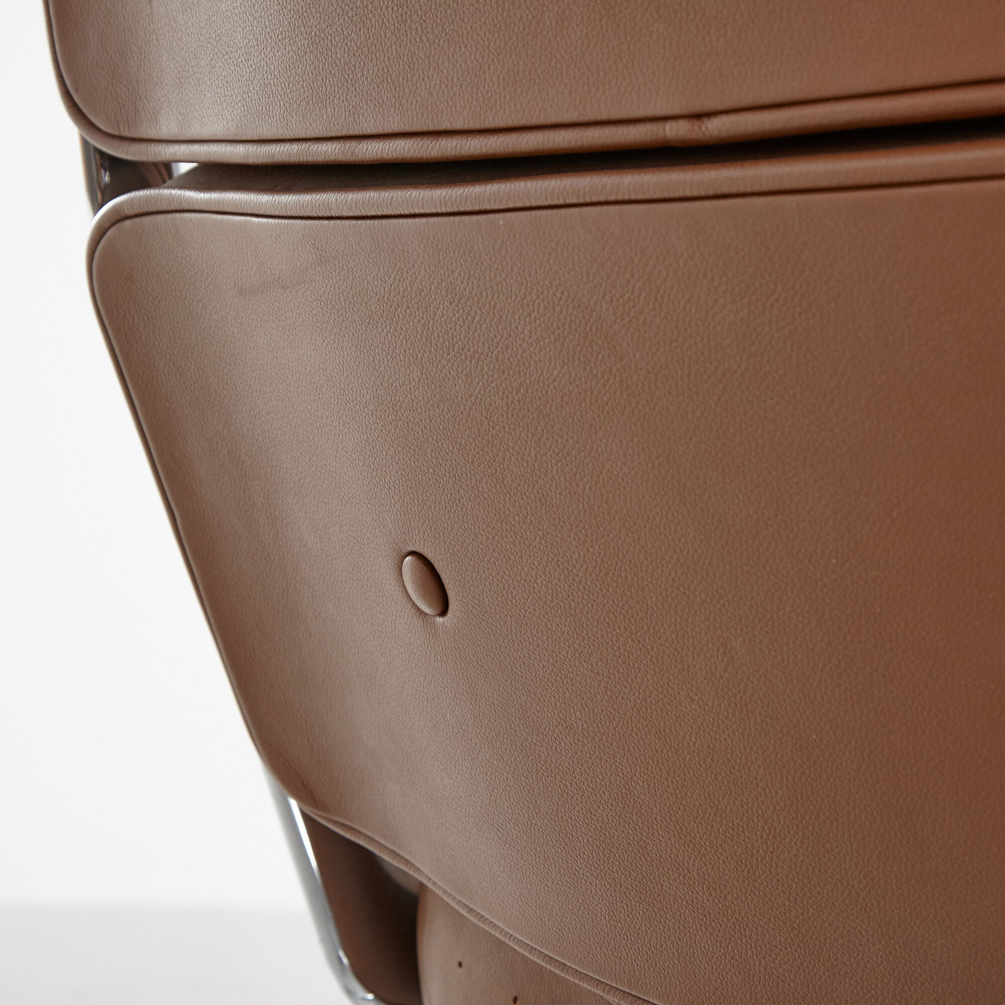 ES104 Lobby chair by Charles & Ray Eames for Vitra