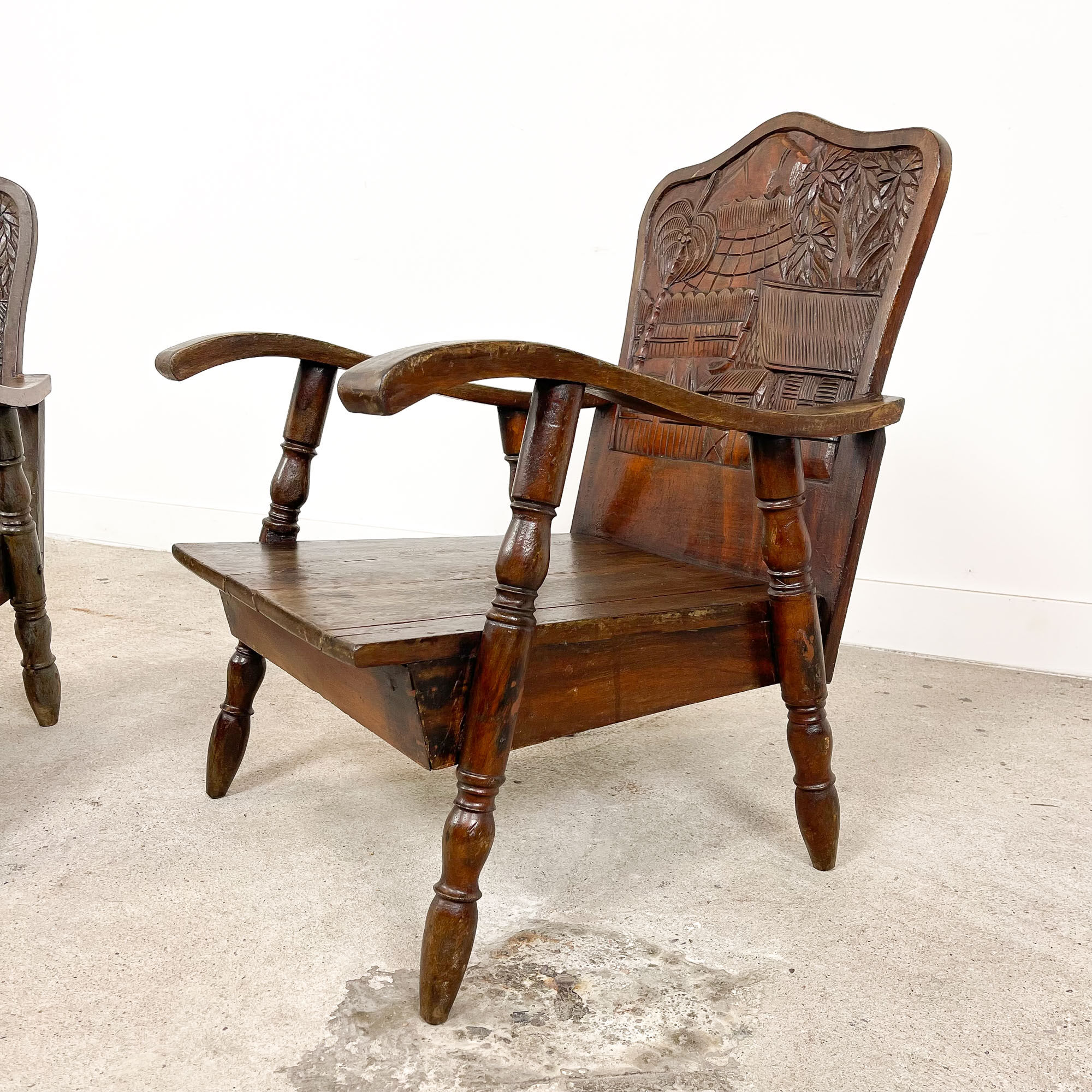 Paire de fauteuils en bois de teck sculpté Indonésie
