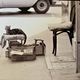 Chat & cireur – NYC 1960 Funny look, raw scene. A cult street moment.