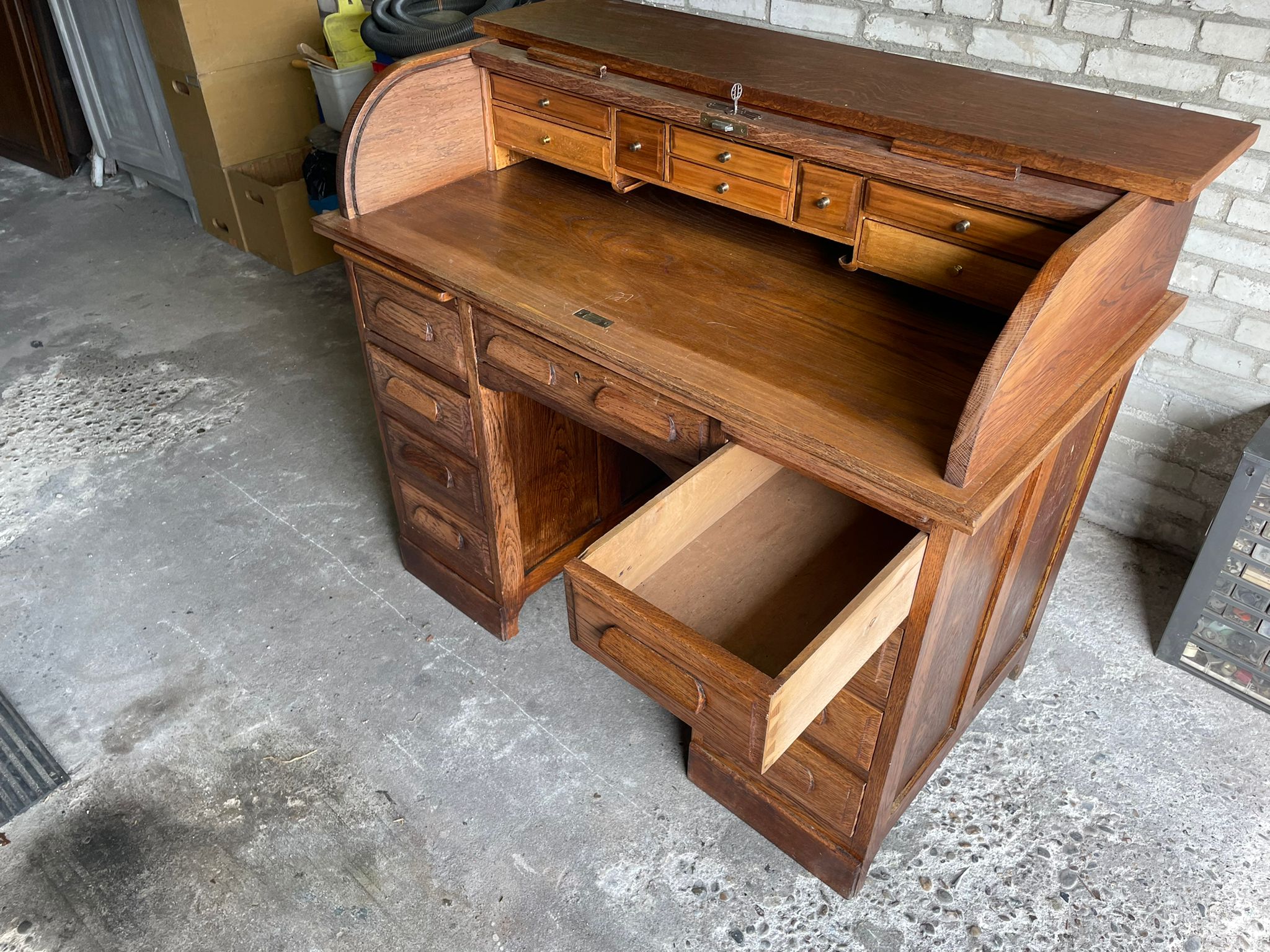 U.s. desk in oak