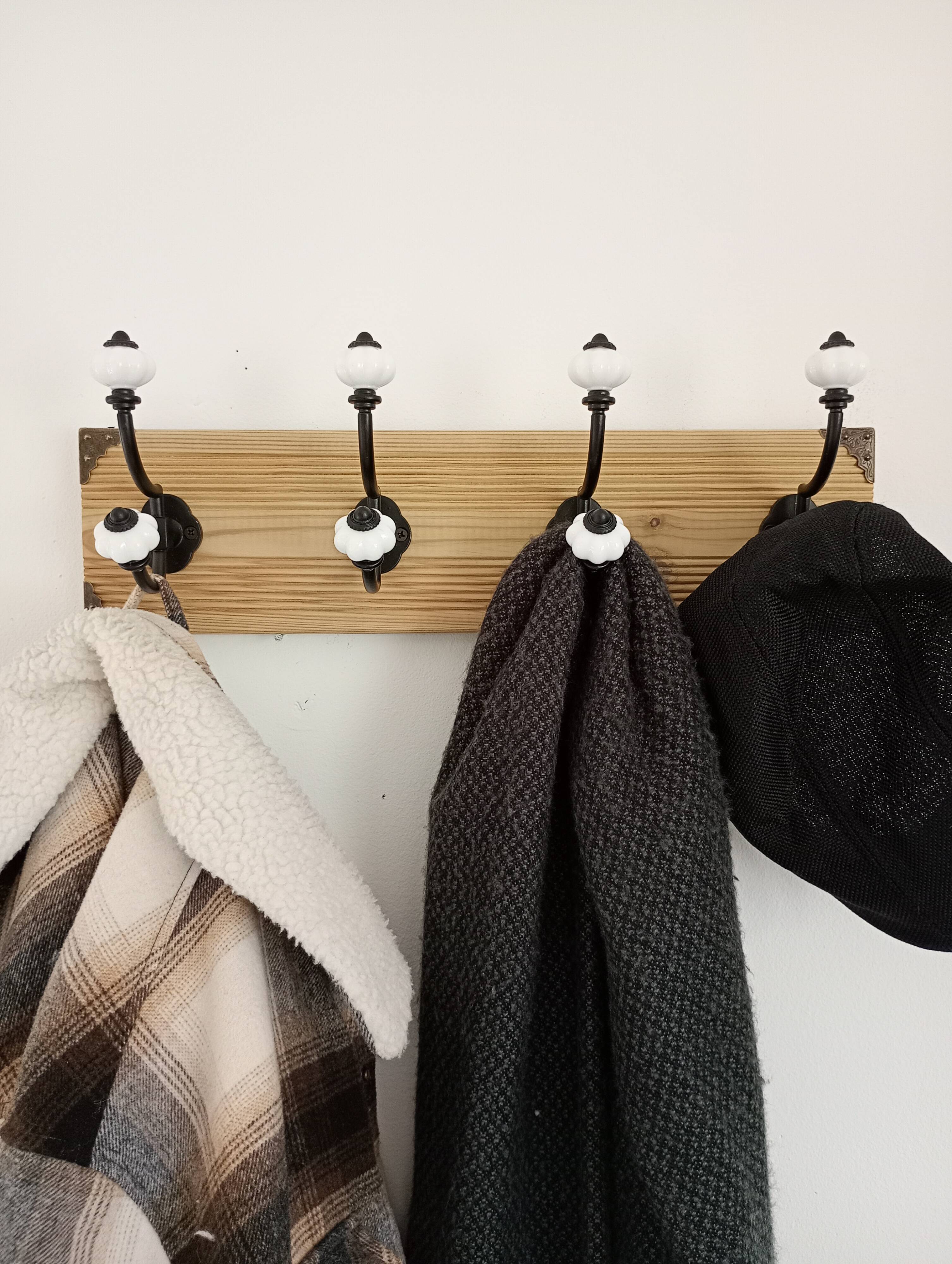 Vintage style wall coat rack in raw wood & metal – 4 double hooks – 45 cm