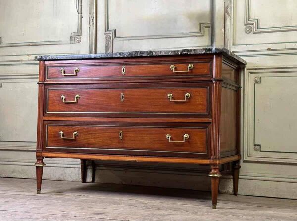 Commode Louis XVI en acajou de trois couleurs, XVIIIème siècle