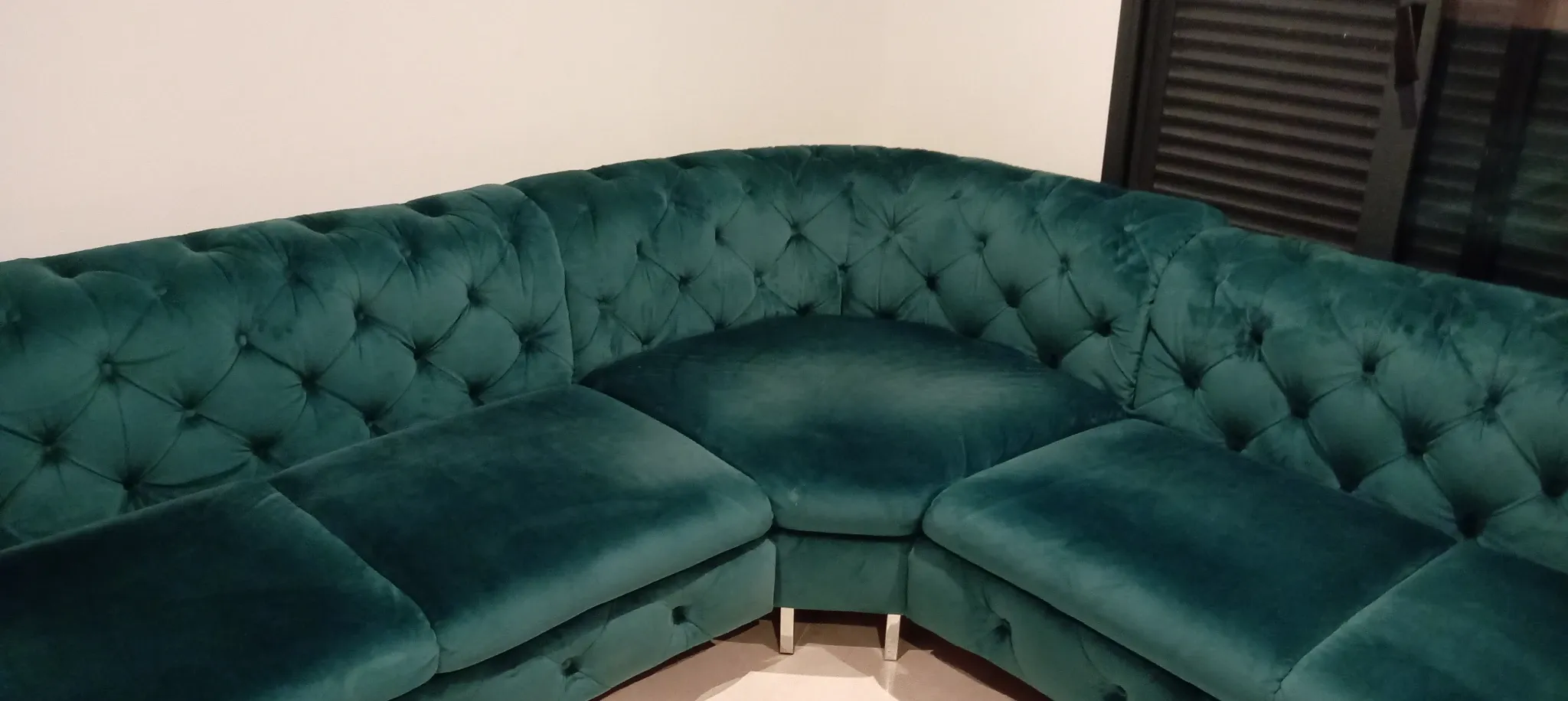 Emerald green velvet Chesterfield corner sofa, 6 seats