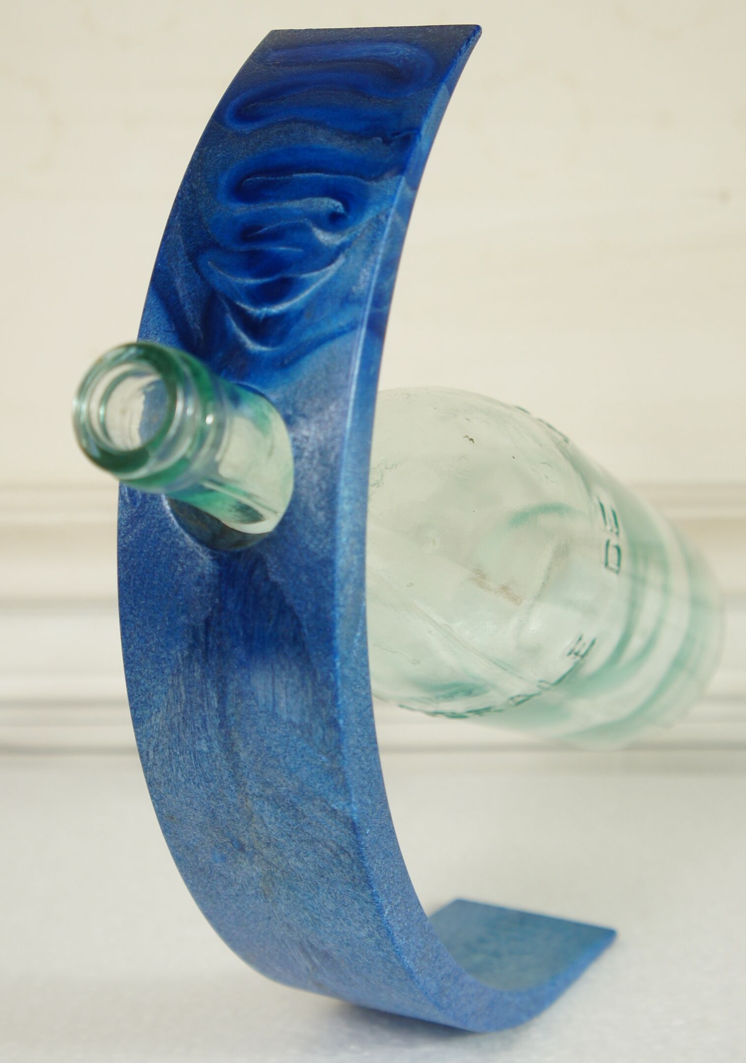 "The Lunivin" resin bottle holder