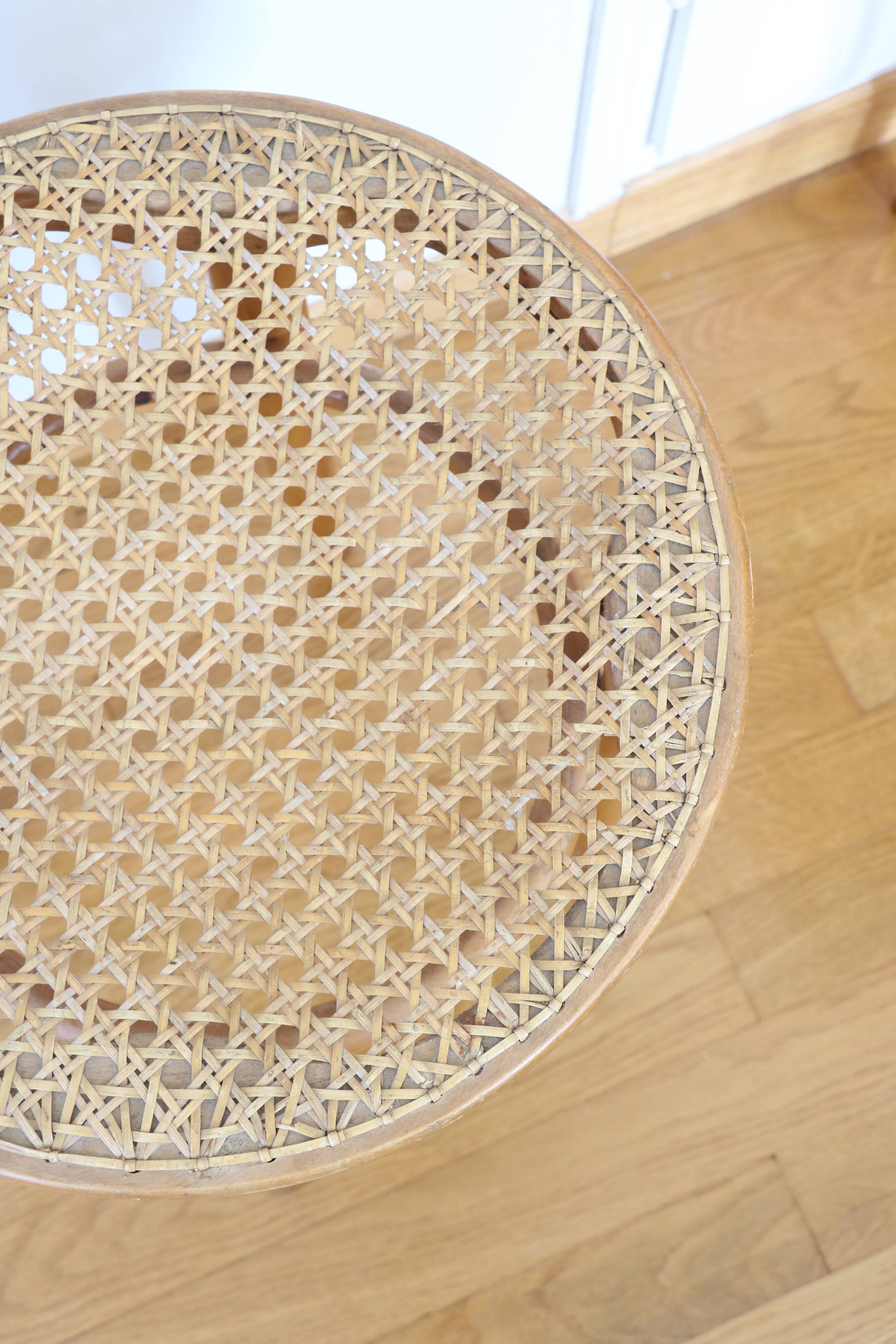Tabouret en bois courbé et cannage