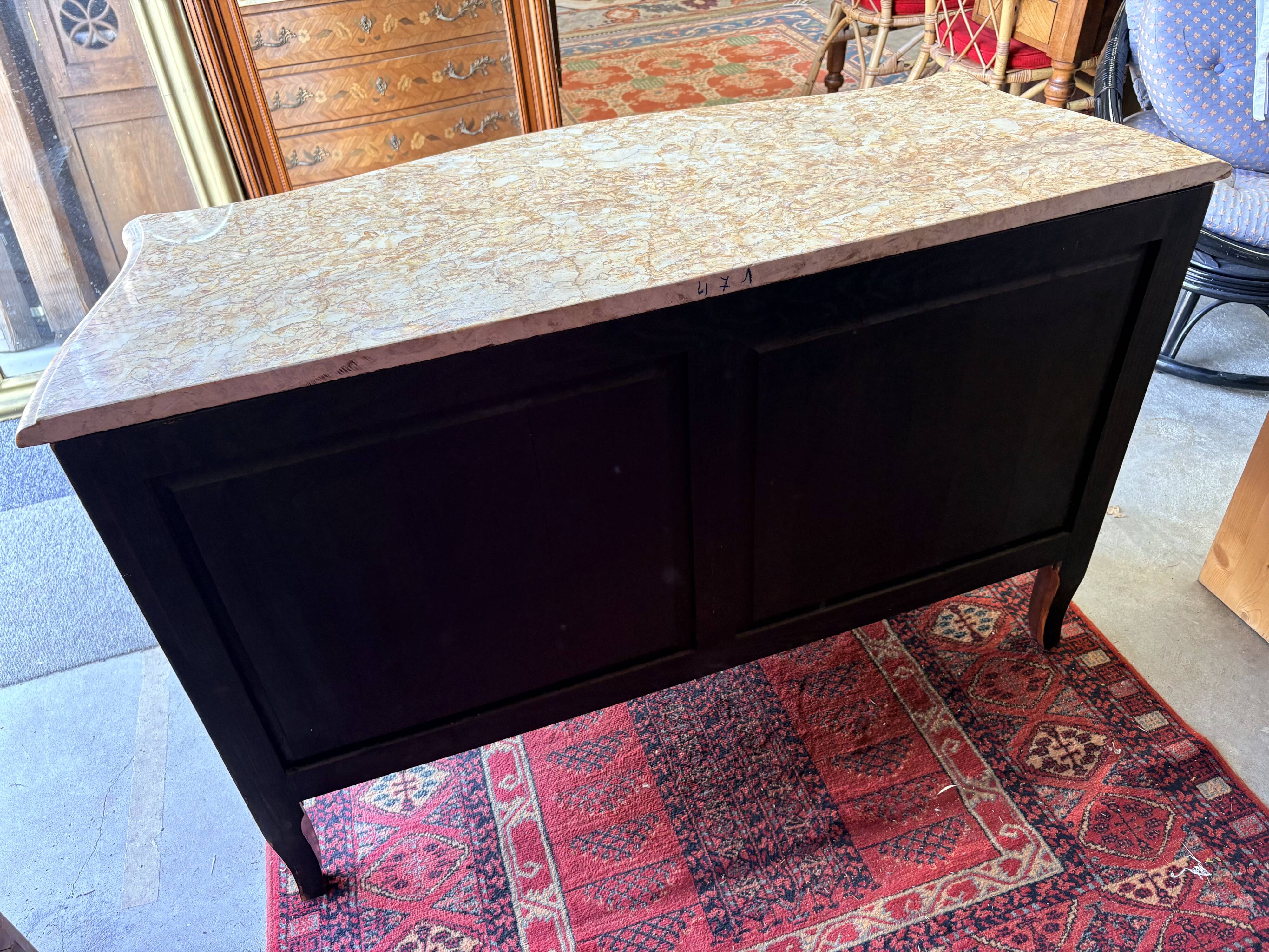 Commode galbée en marqueterie de style Louis XV, signée Marquant