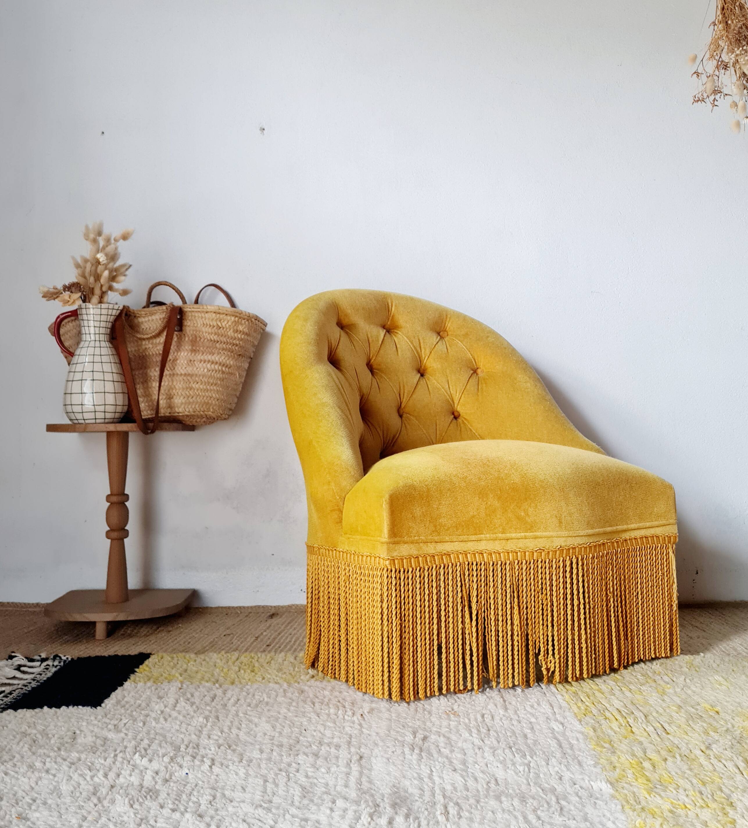Fauteuil crapaud velours capitonné jaune