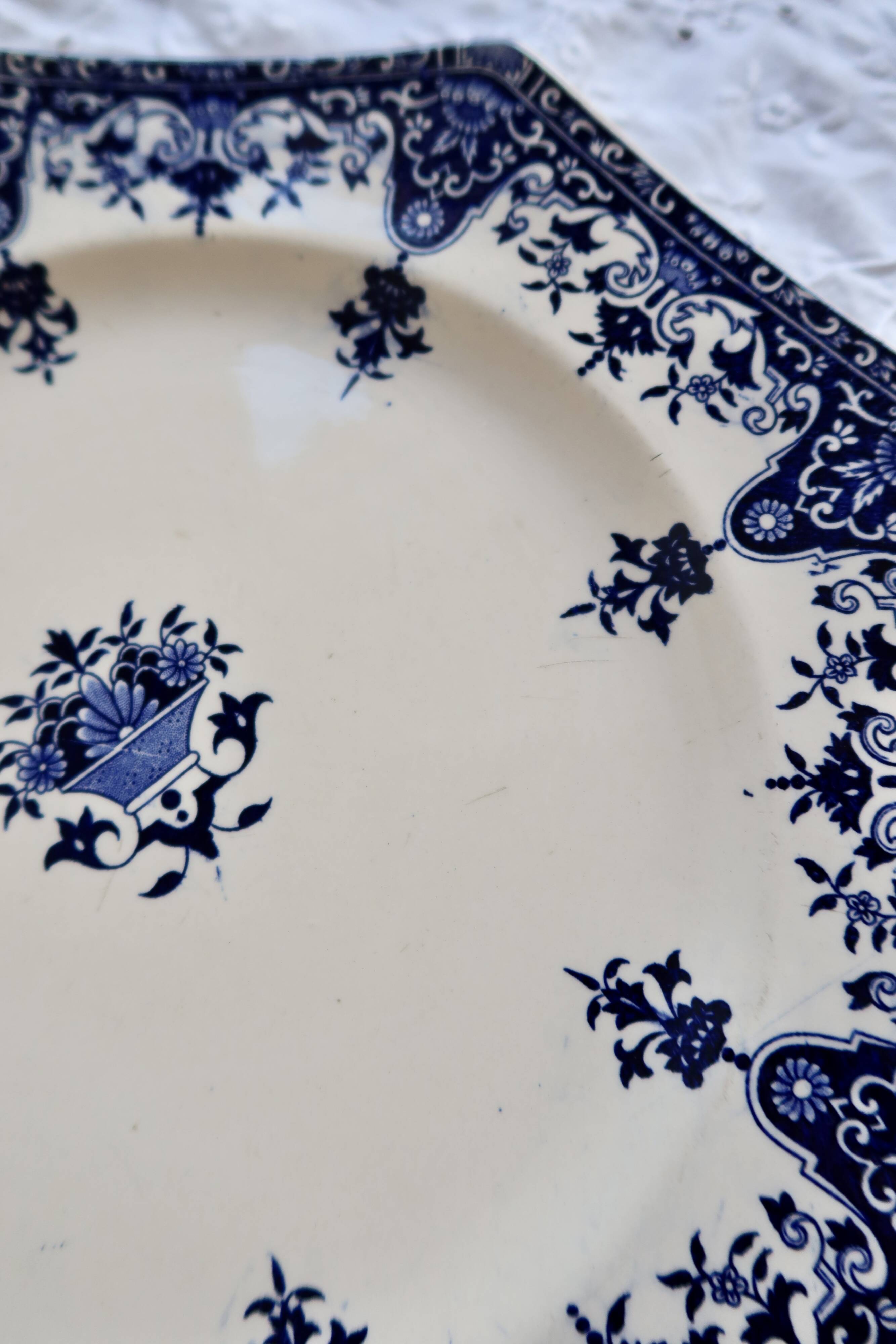 Plat de service terre de fer Longchamp modèle Rouen XIXe siècle