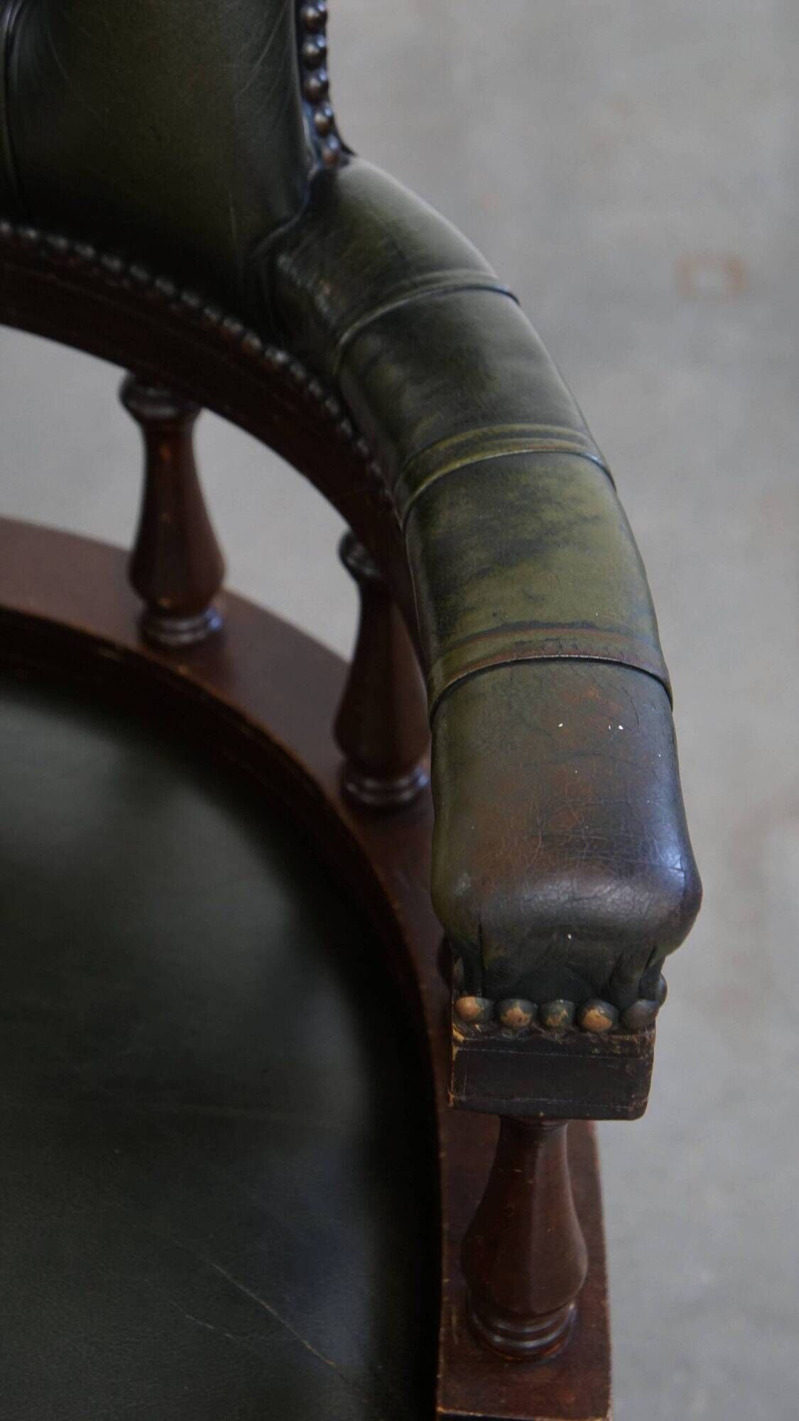 Green leather height-adjustable, swivel and tilt chesterfield office chair