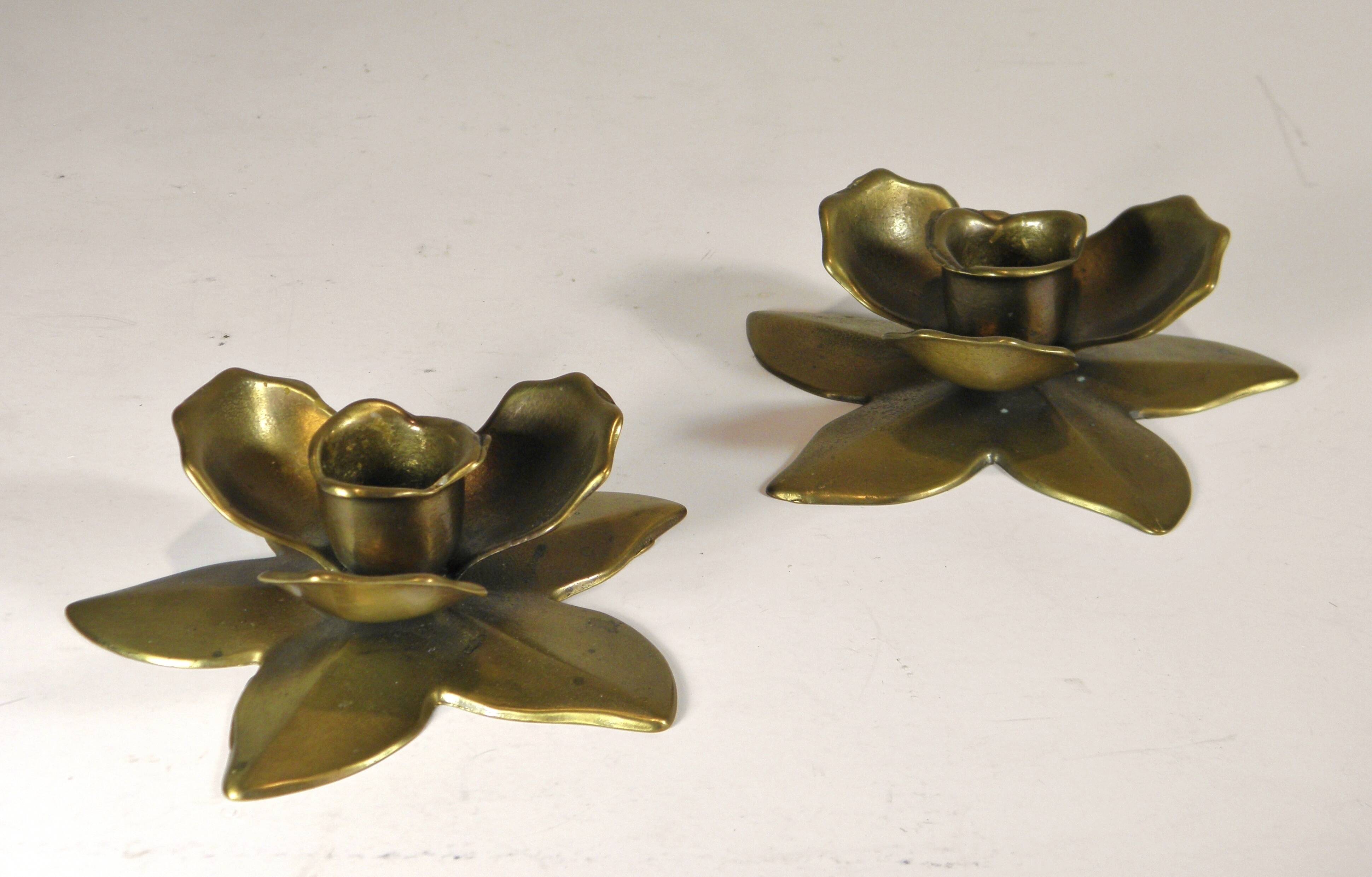 Two "flowers" candle holders in brass - 1970s