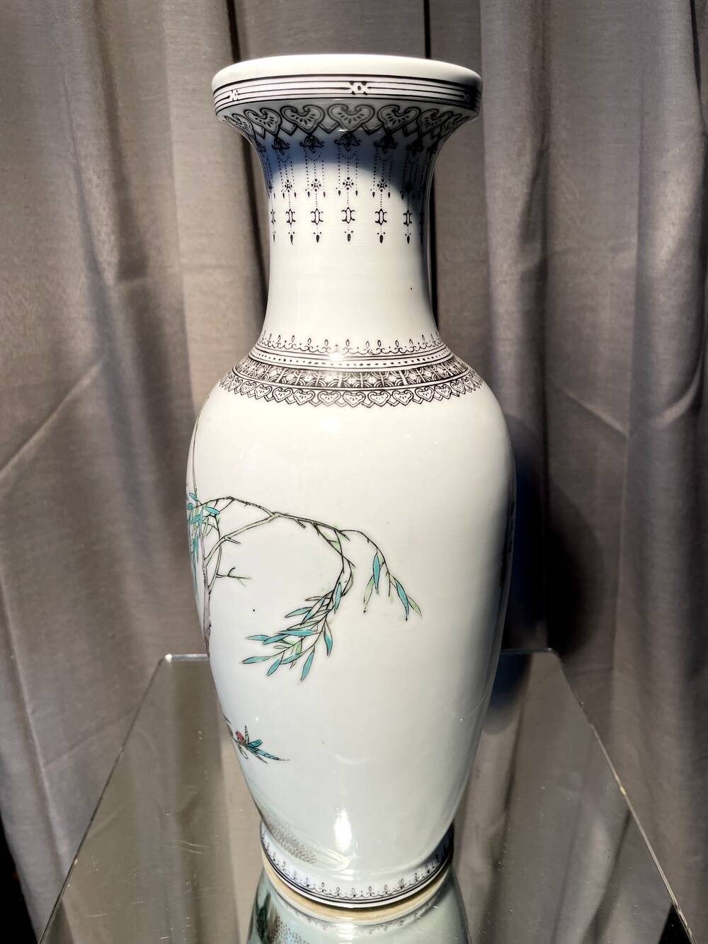 Pair of baluster vases with bird decoration in chinese porcelain