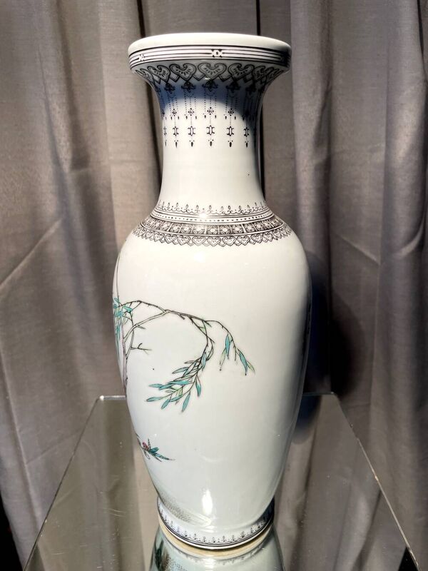 Paire de vases balustre a decor oiseaux en porcelaine chinoise