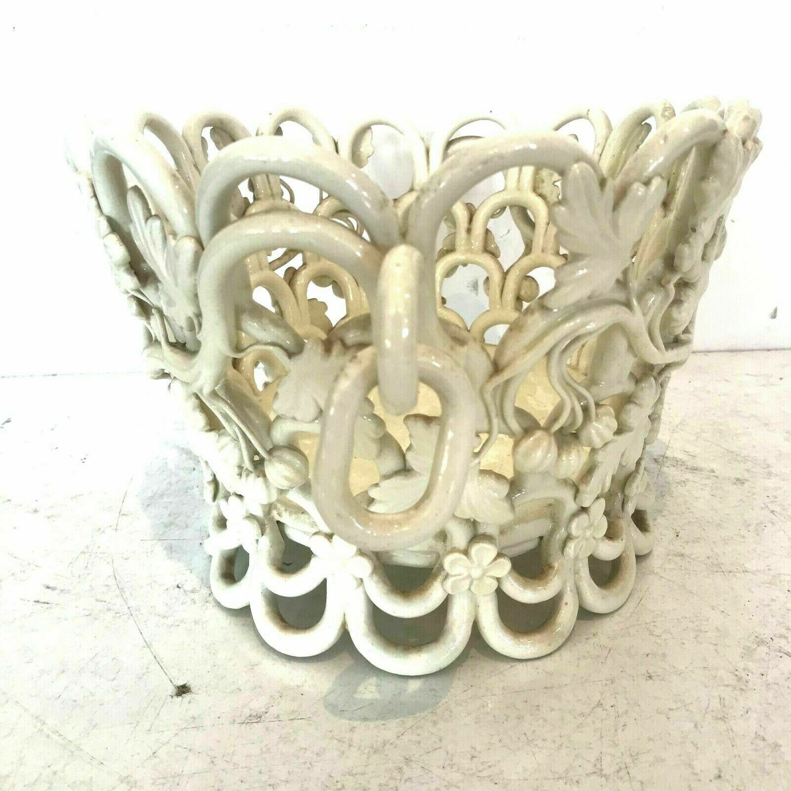 Centerpiece in glazed earthenware decorated with grapes XX century