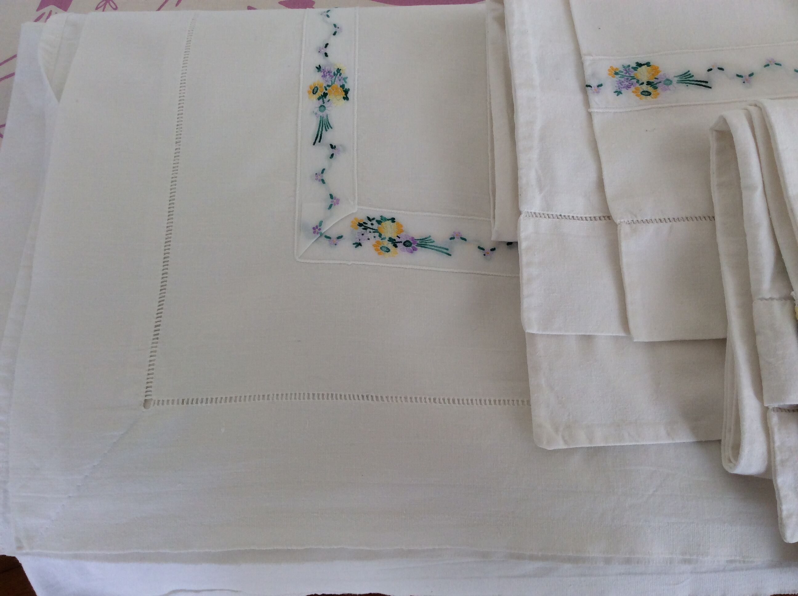 Sheet and pillowcases with small flower embroidered braid