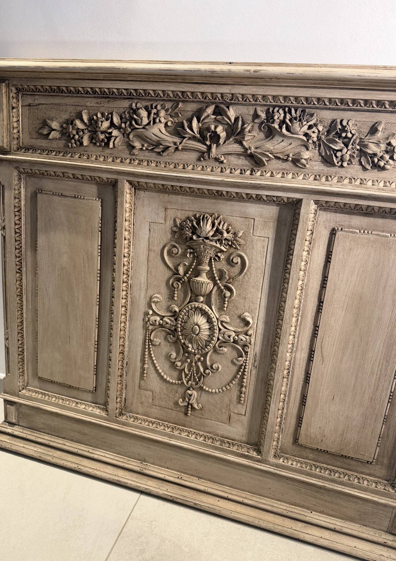 Antique carved wood panelling – Louis XVI style – Floral decoration