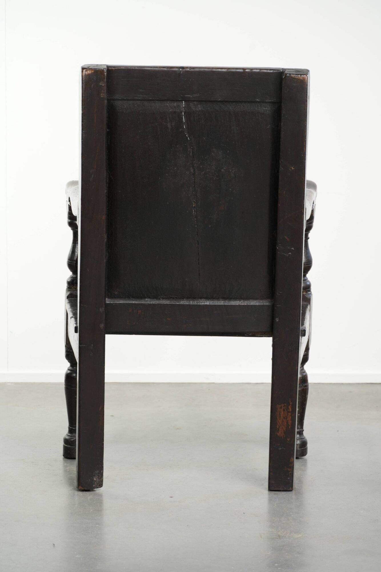 Antique English oak chair / wainscot chair from the 17th century