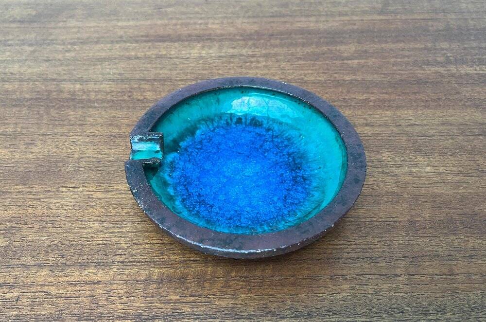 Ashtray or bowl in brutalist studio pottery by Gerhard Liebenthron, mid-century, 1960s, 1968.