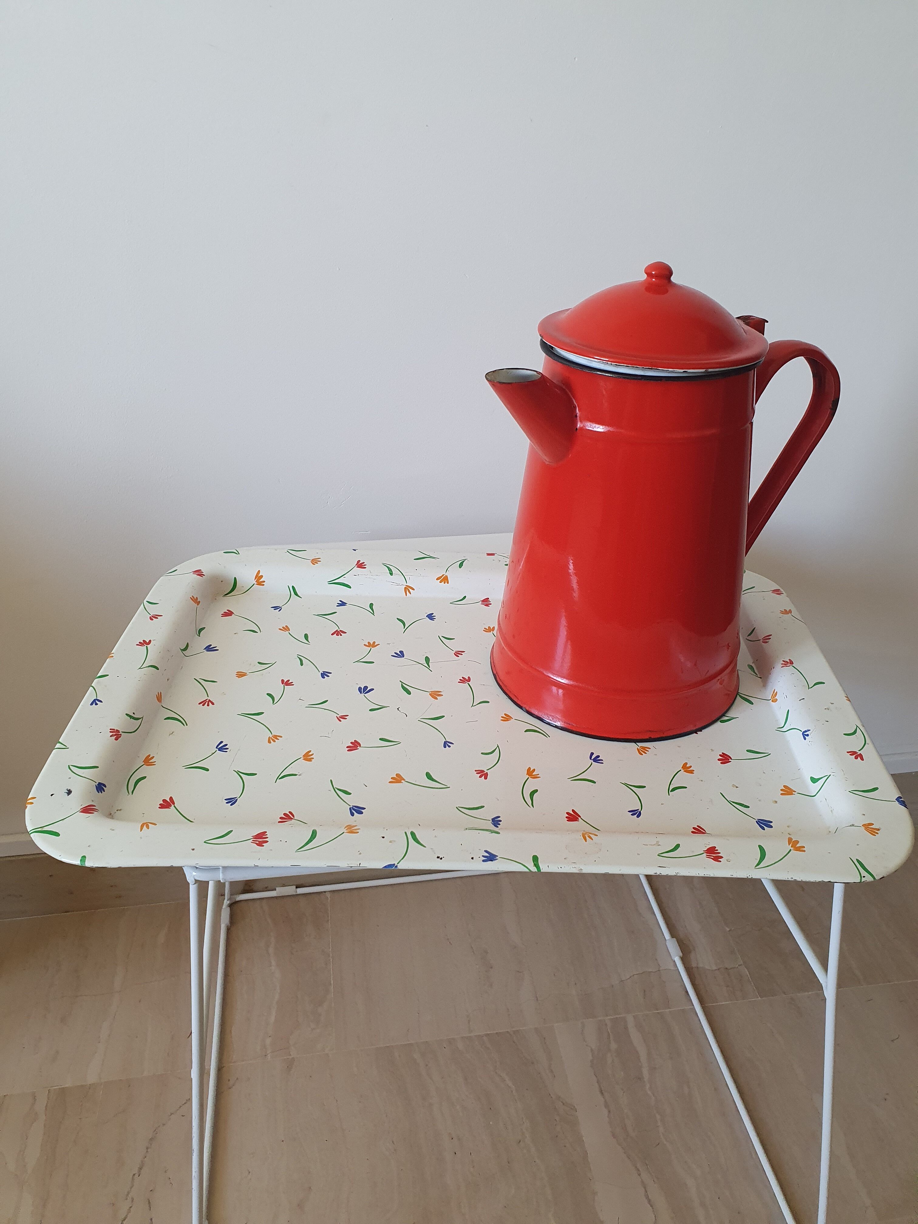 Metal flower-patterned tray