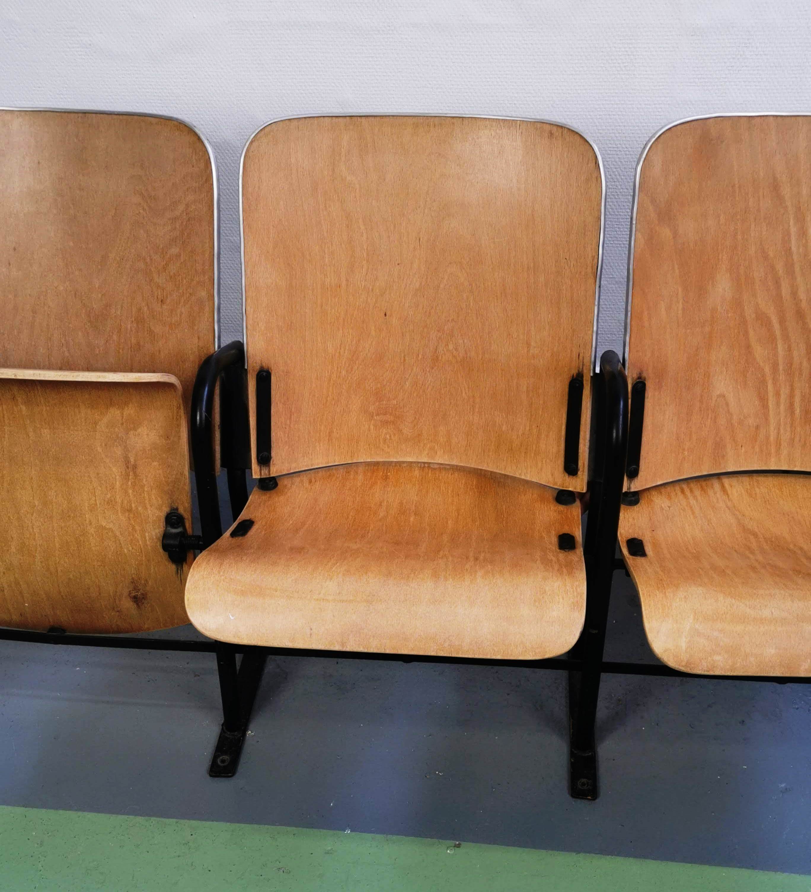 Triple theatre strapontin seats